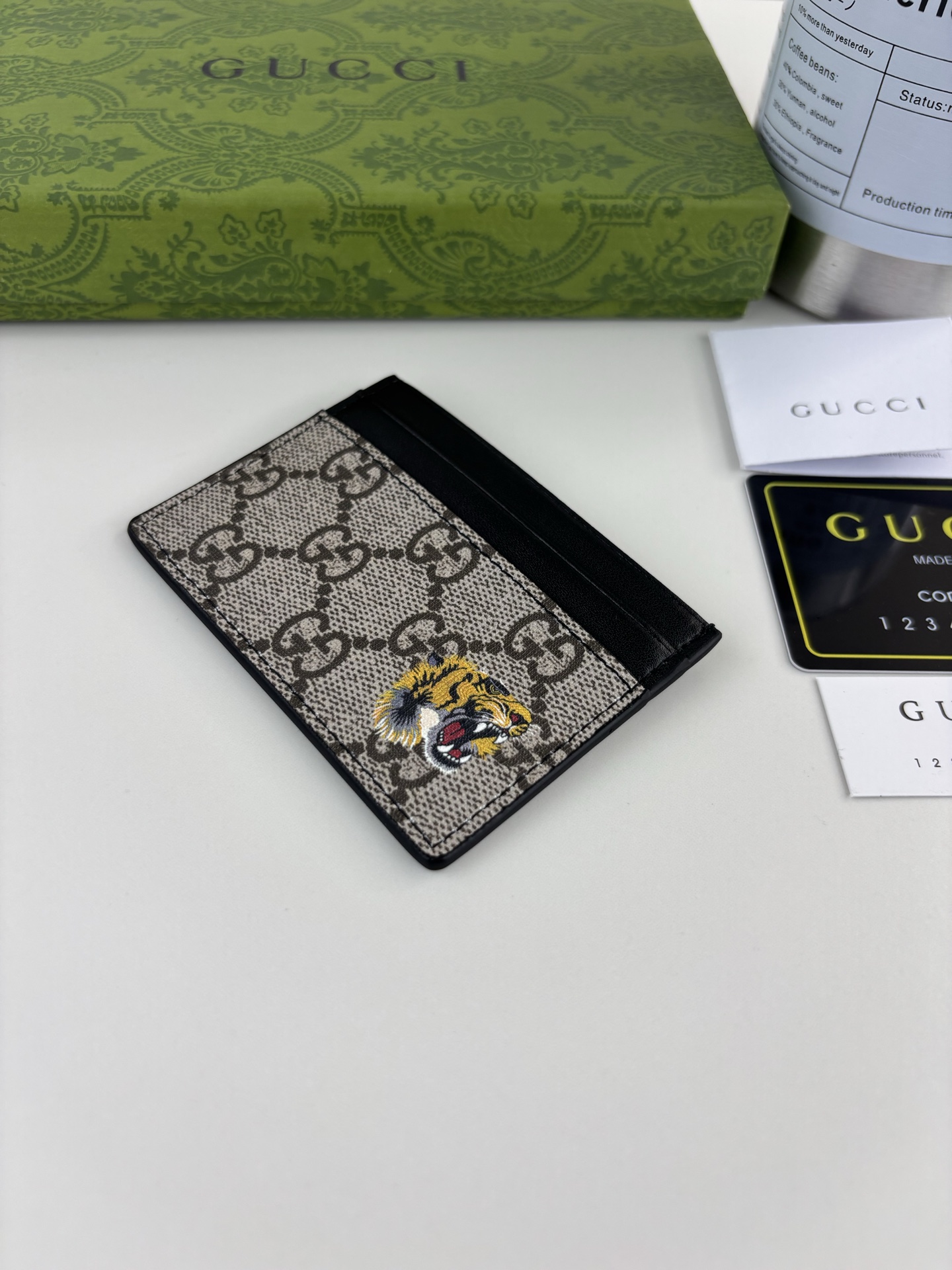 GUCCl 新款男士小卡包！专柜同步，黑色皮革，搭配PVC面料 丝印最新虎头标志 油边做工精细 ，简单大方，时尚霸气， 
