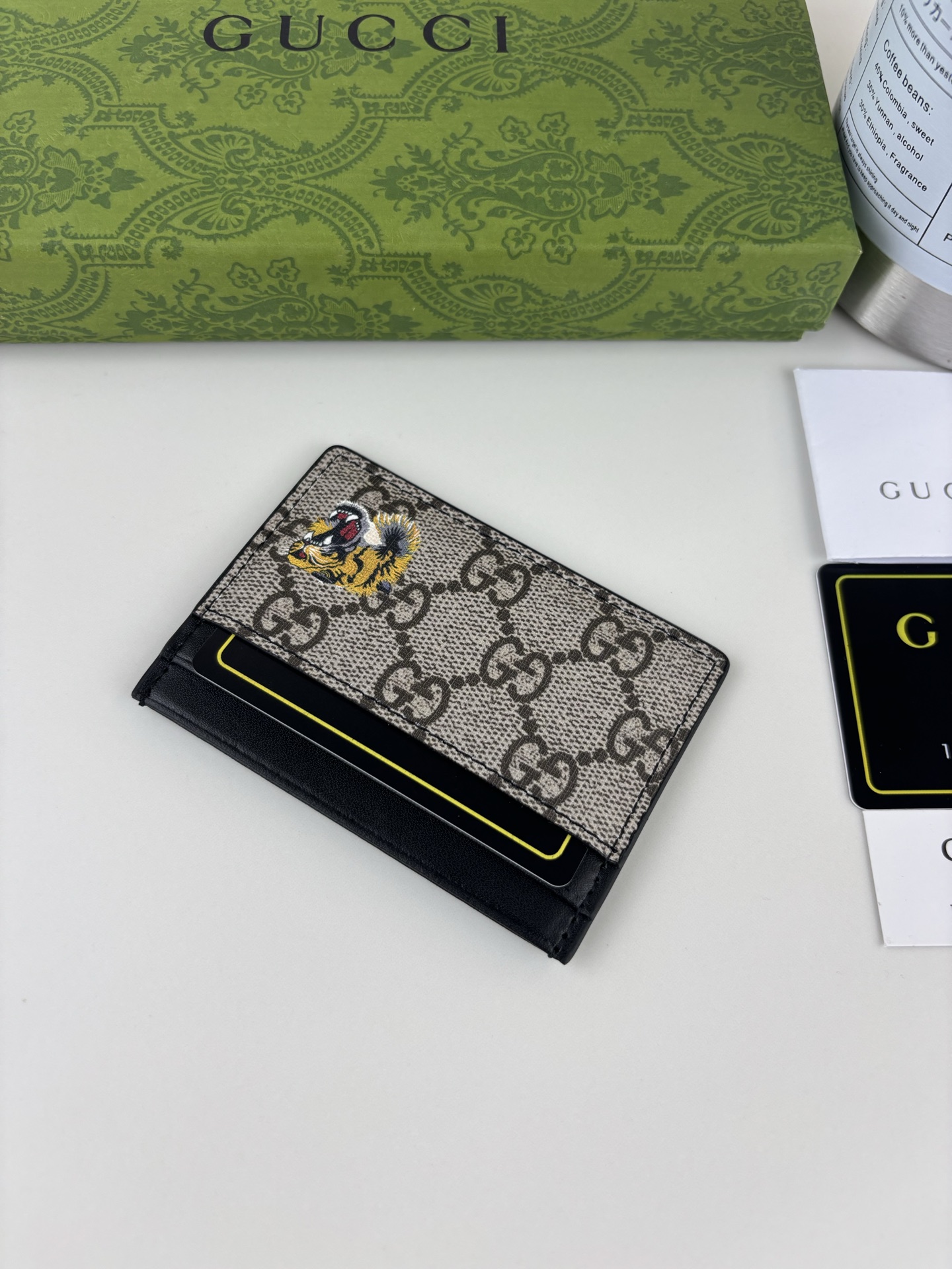 GUCCl 新款男士小卡包！专柜同步，黑色皮革，搭配PVC面料 丝印最新虎头标志 油边做工精细 ，简单大方，时尚霸气， 