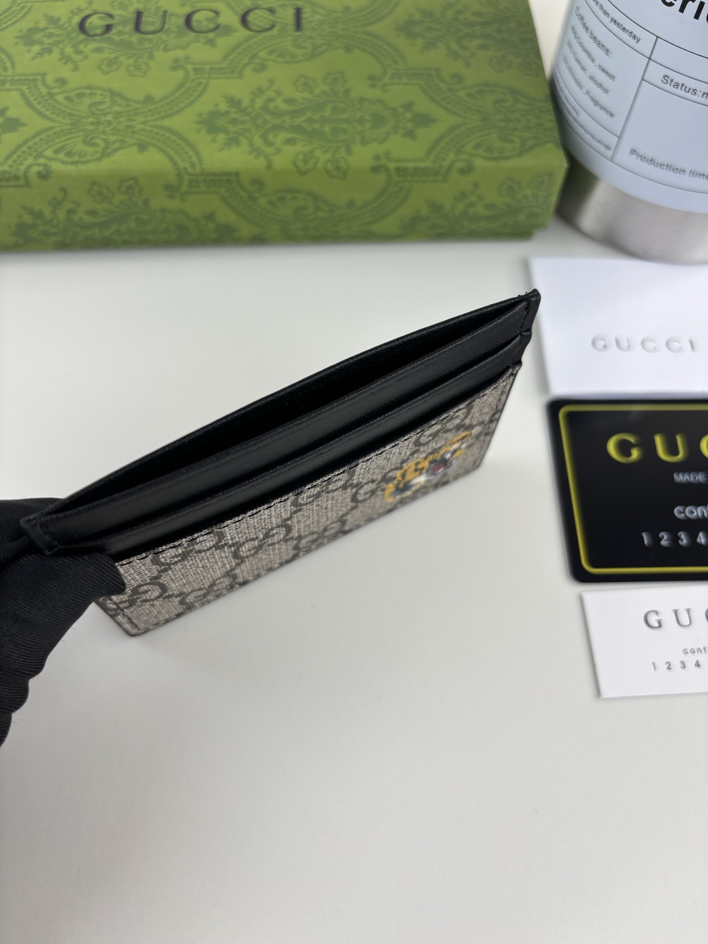 GUCCl 新款男士小卡包！专柜同步，黑色皮革，搭配PVC面料 丝印最新虎头标志 油边做工精细 ，简单大方，时尚霸气， 
