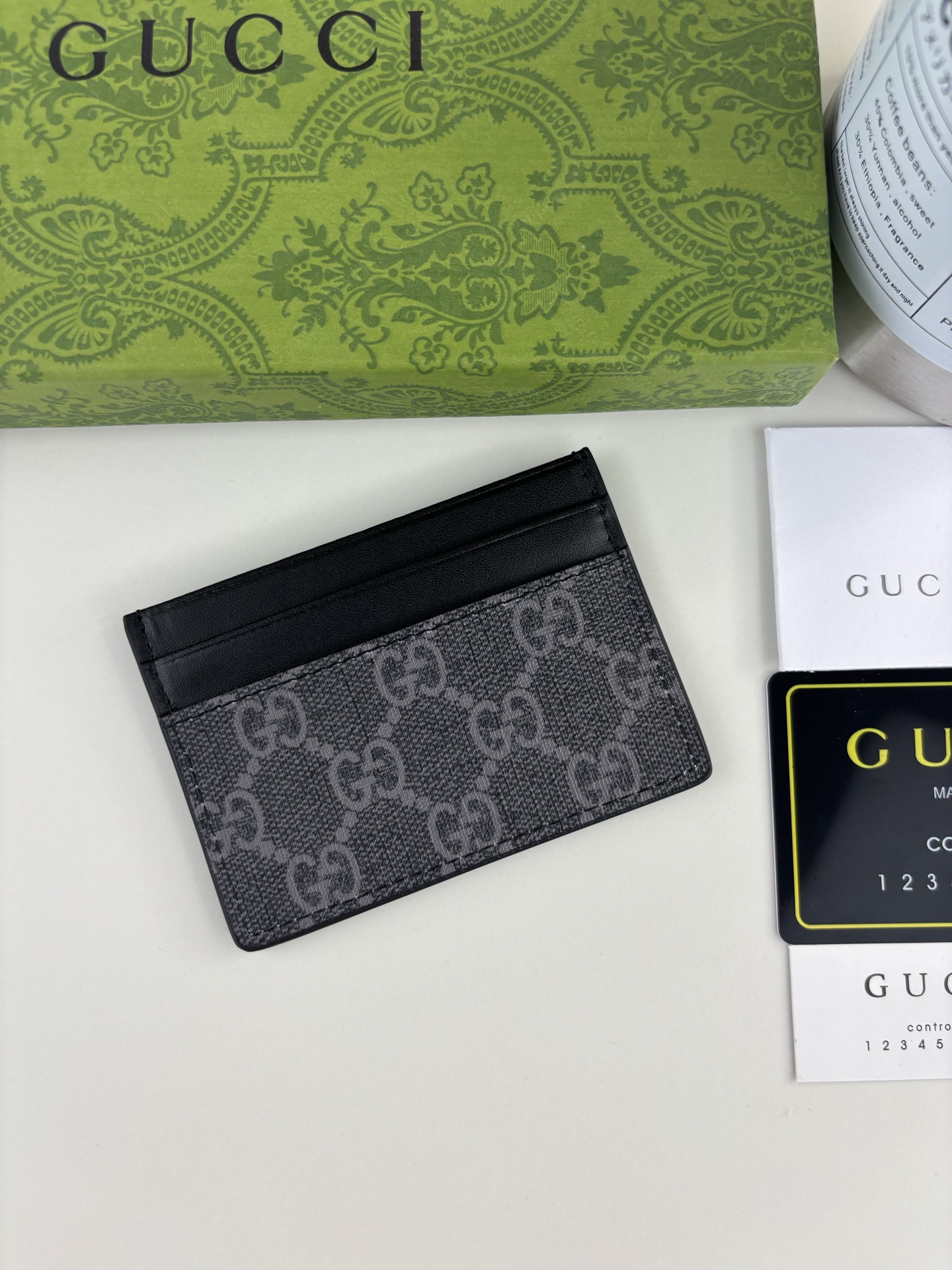 GUCCl 新款男士小卡包！专柜同步，黑色皮革，搭配PVC面料 丝印最新虎头标志 油边做工精细 ，简单大方，时尚霸气， 