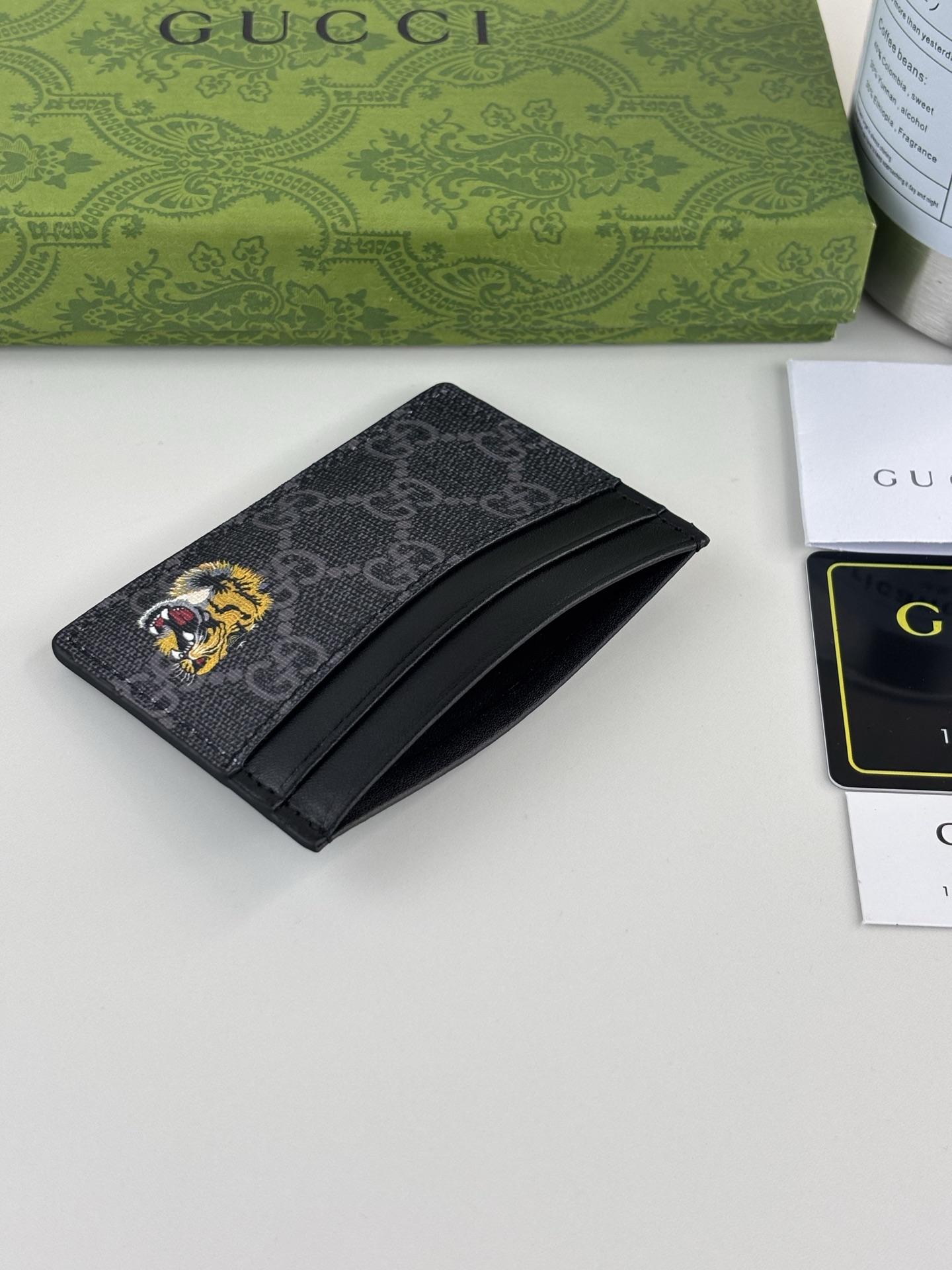 GUCCl 新款男士小卡包！专柜同步，黑色皮革，搭配PVC面料 丝印最新虎头标志 油边做工精细 ，简单大方，时尚霸气， 