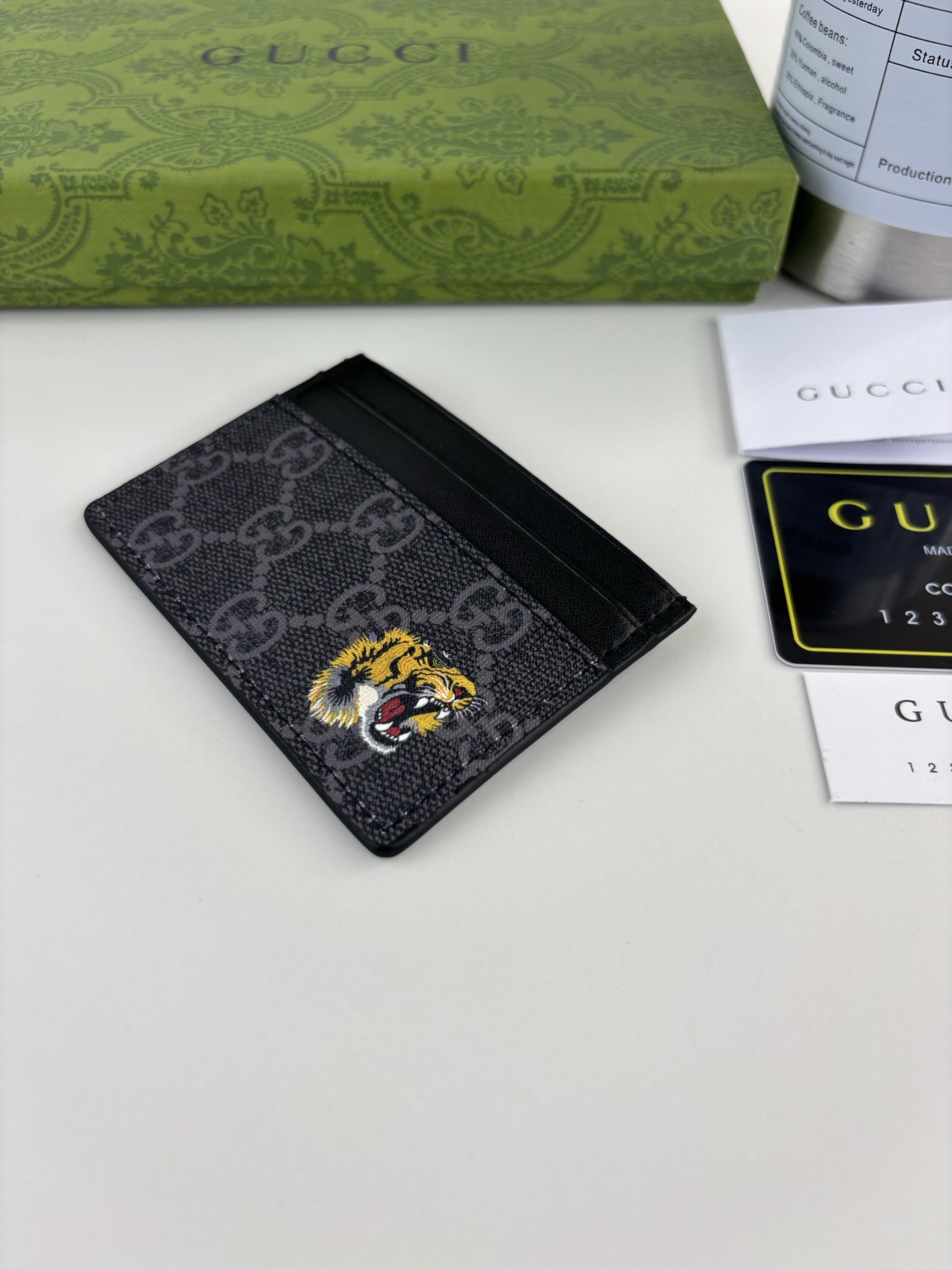 GUCCl 新款男士小卡包！专柜同步，黑色皮革，搭配PVC面料 丝印最新虎头标志 油边做工精细 ，简单大方，时尚霸气， 