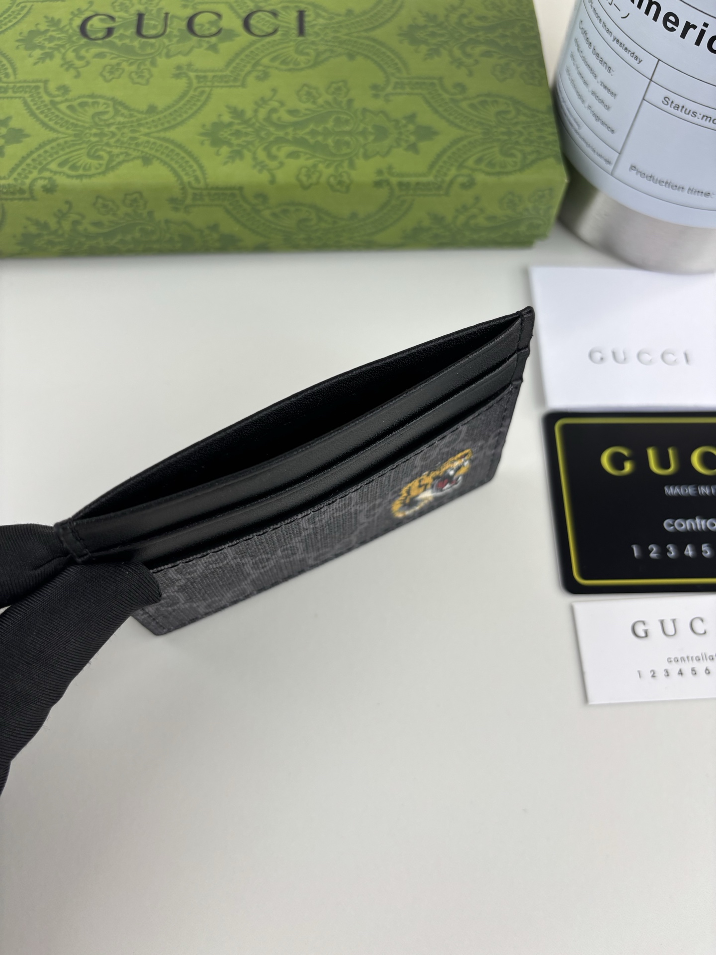 GUCCl 新款男士小卡包！专柜同步，黑色皮革，搭配PVC面料 丝印最新虎头标志 油边做工精细 ，简单大方，时尚霸气， 