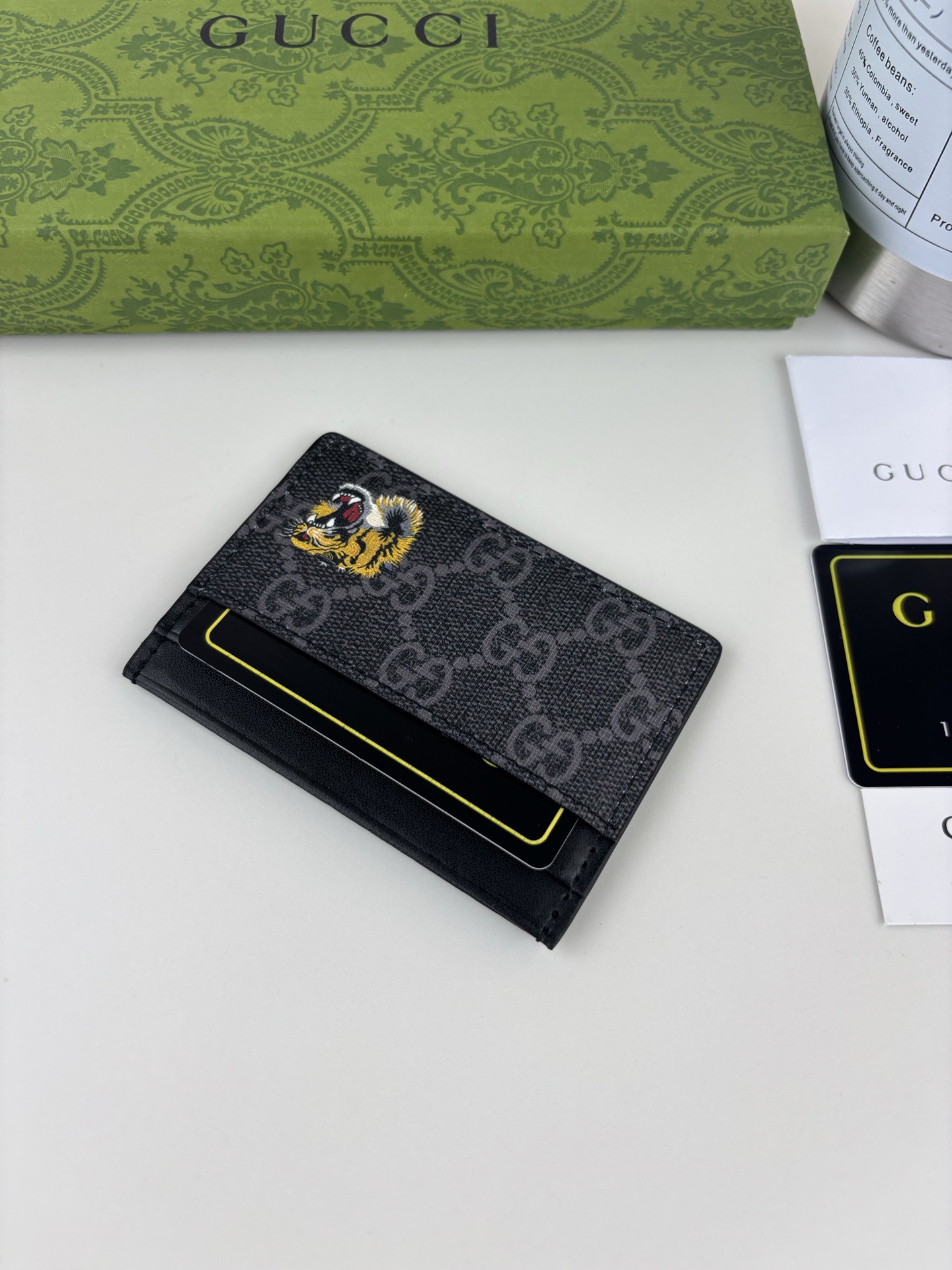 GUCCl 新款男士小卡包！专柜同步，黑色皮革，搭配PVC面料 丝印最新虎头标志 油边做工精细 ，简单大方，时尚霸气， 