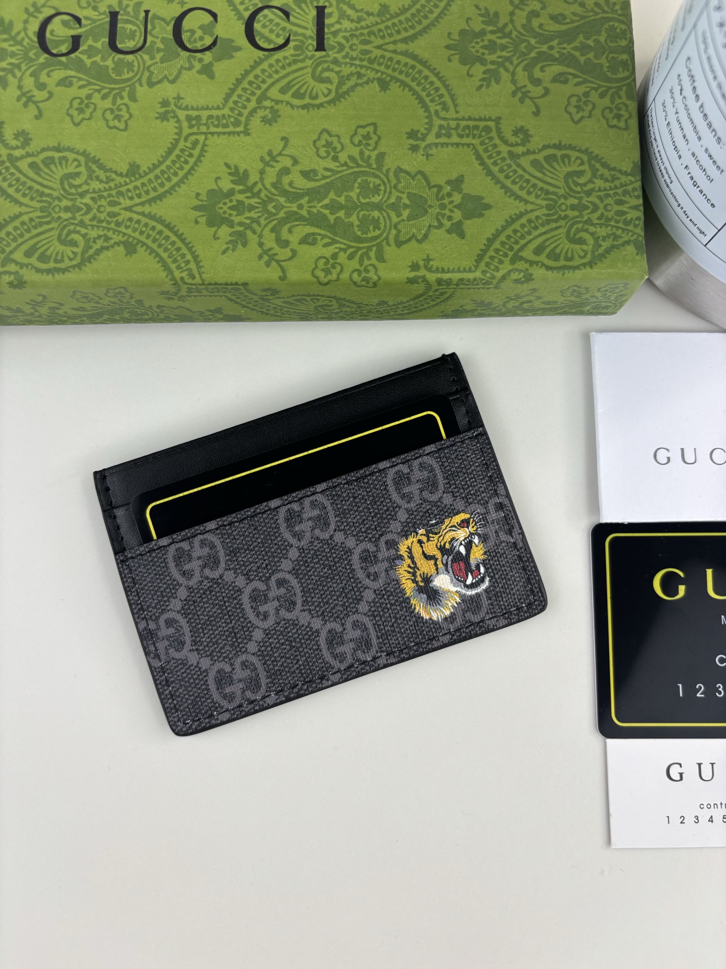 GUCCl 新款男士小卡包！专柜同步，黑色皮革，搭配PVC面料 丝印最新虎头标志 油边做工精细 ，简单大方，时尚霸气， 