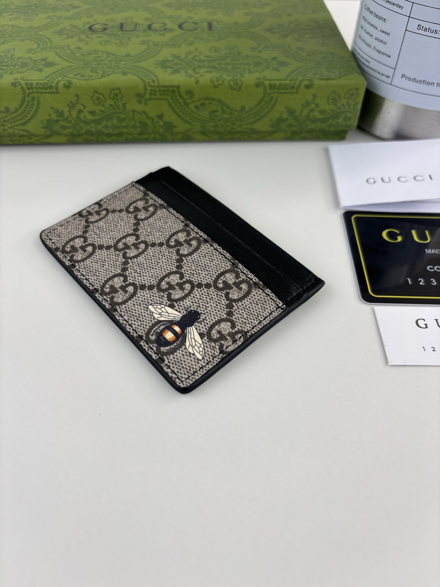 GUCCl 新款男士小卡包！专柜同步，黑色皮革，搭配PVC面料 丝印最新蜜蜂标志 油边做工精细 ，简单大方，时尚霸气， 