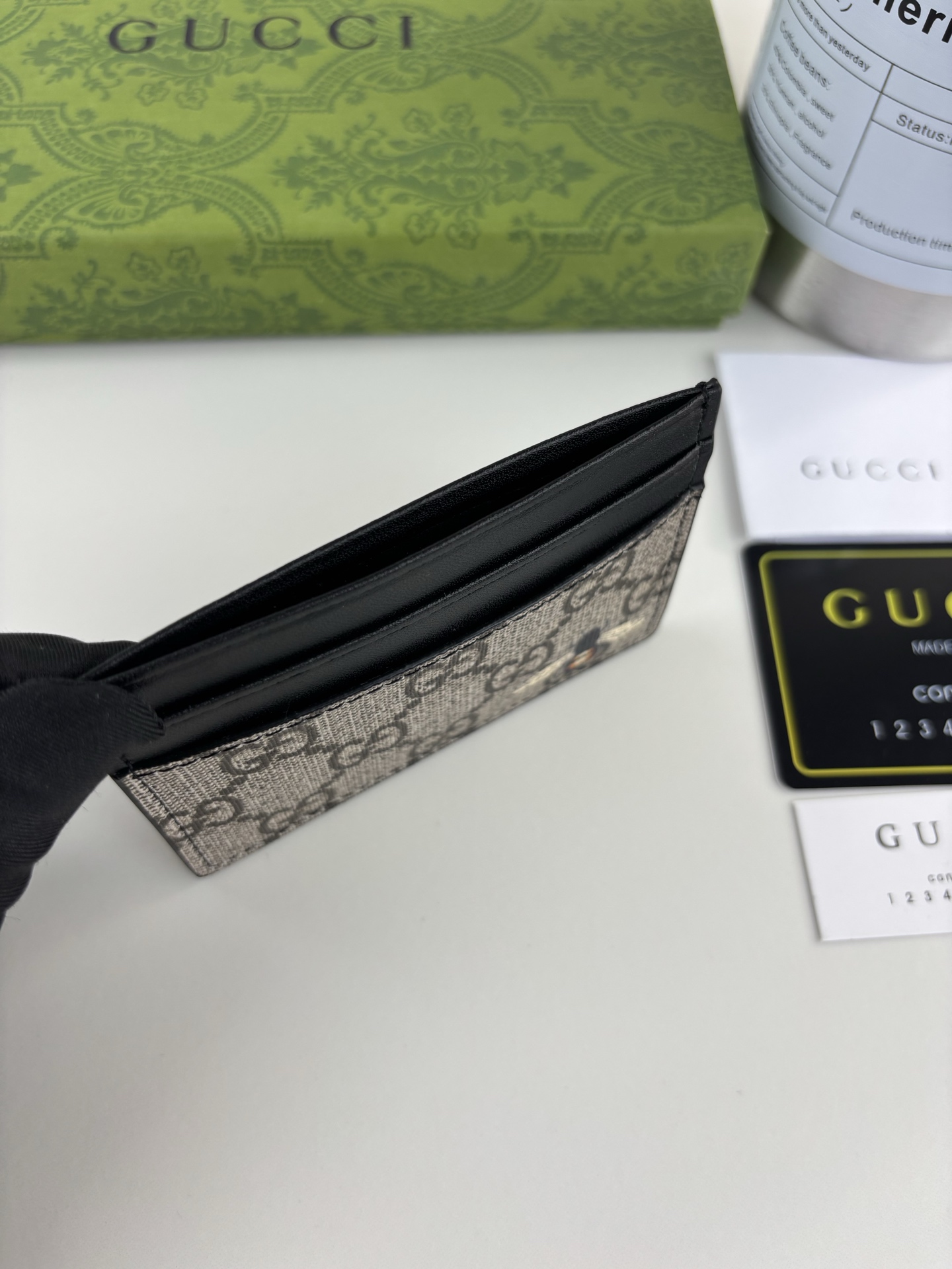 GUCCl 新款男士小卡包！专柜同步，黑色皮革，搭配PVC面料 丝印最新蜜蜂标志 油边做工精细 ，简单大方，时尚霸气， 