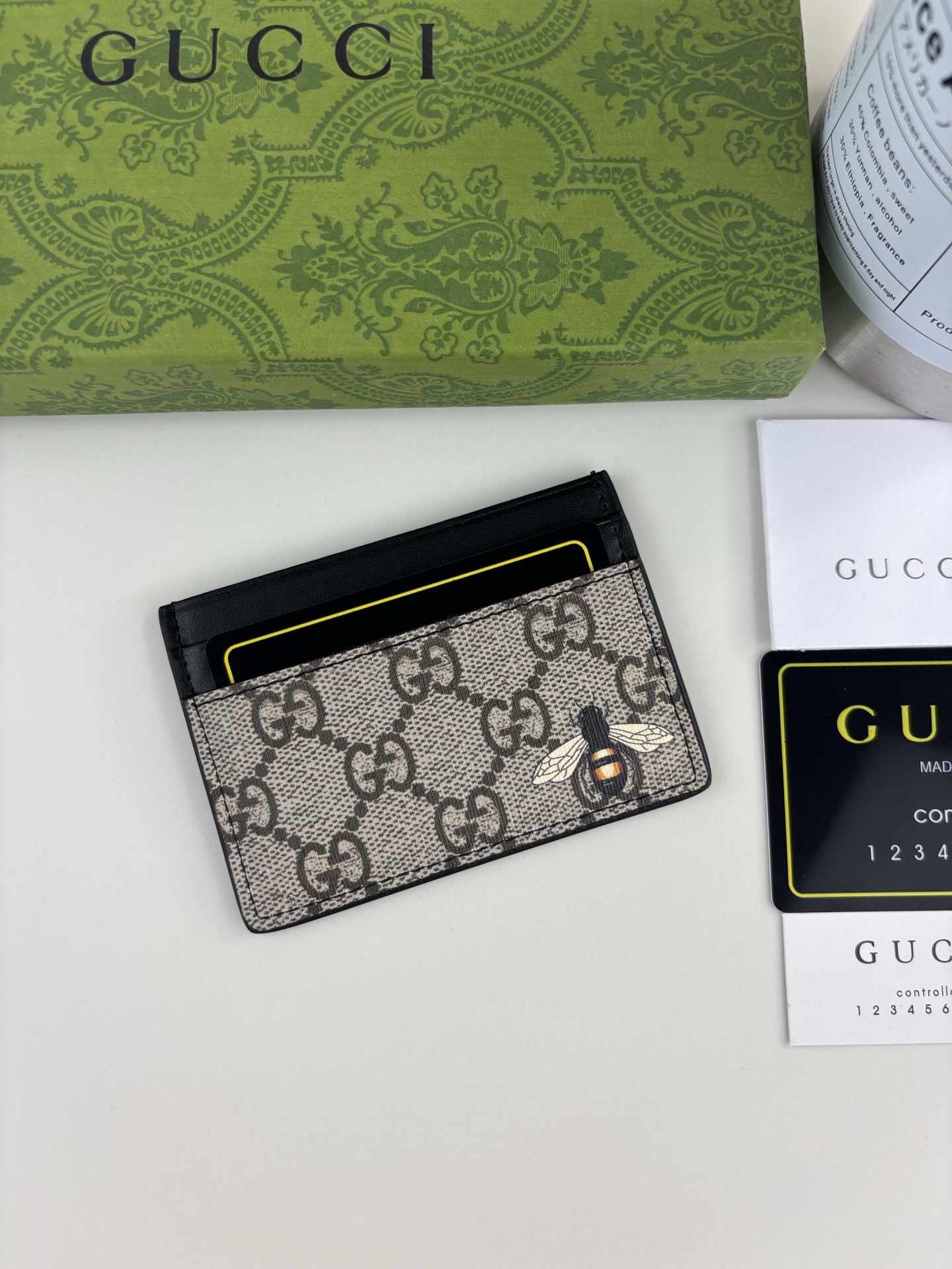 GUCCl 新款男士小卡包！专柜同步，黑色皮革，搭配PVC面料 丝印最新蜜蜂标志 油边做工精细 ，简单大方，时尚霸气， 