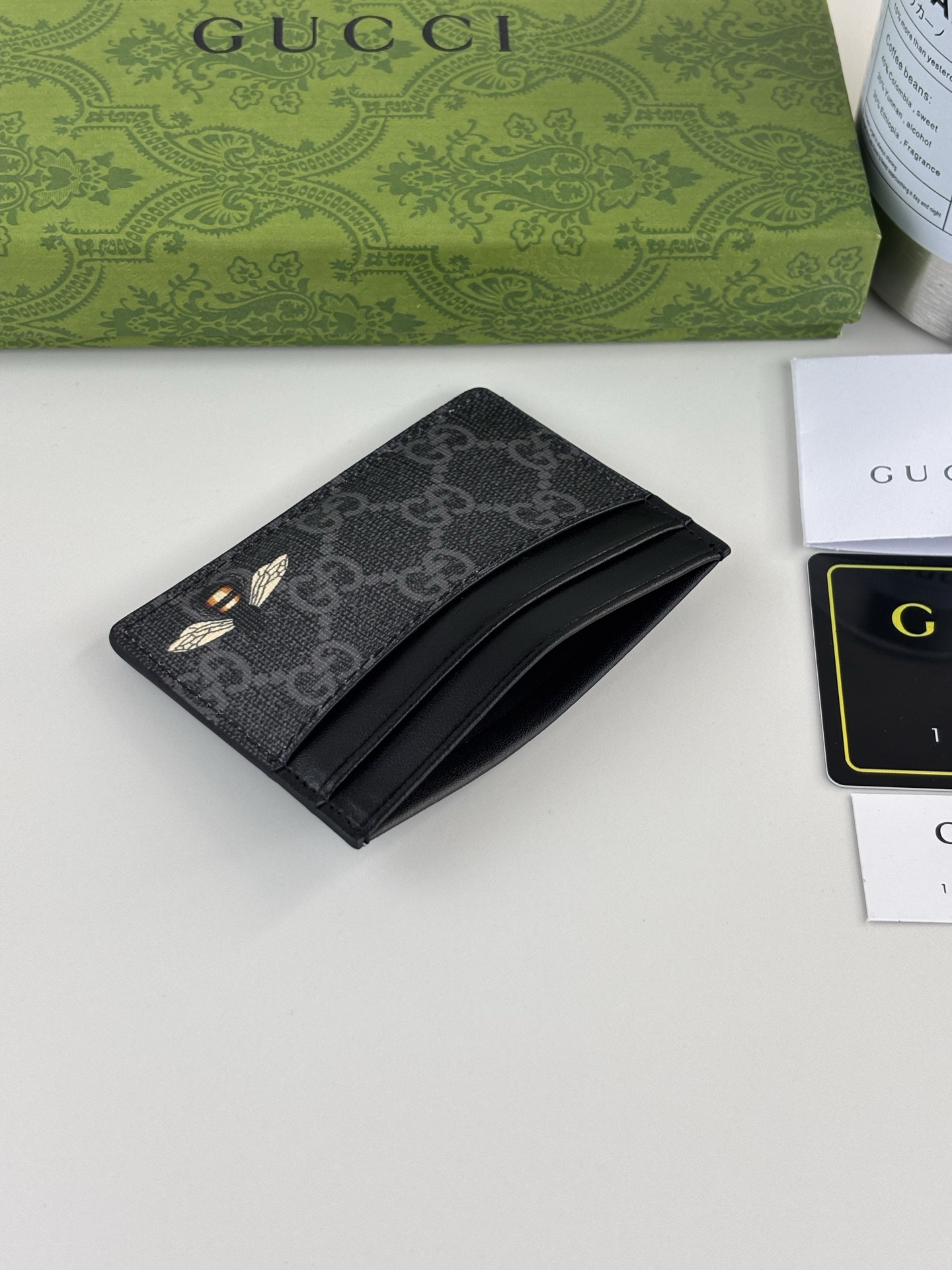 GUCCl 新款男士小卡包！专柜同步，黑色皮革，搭配PVC面料 丝印最新蜜蜂标志 油边做工精细 ，简单大方，时尚霸气， 