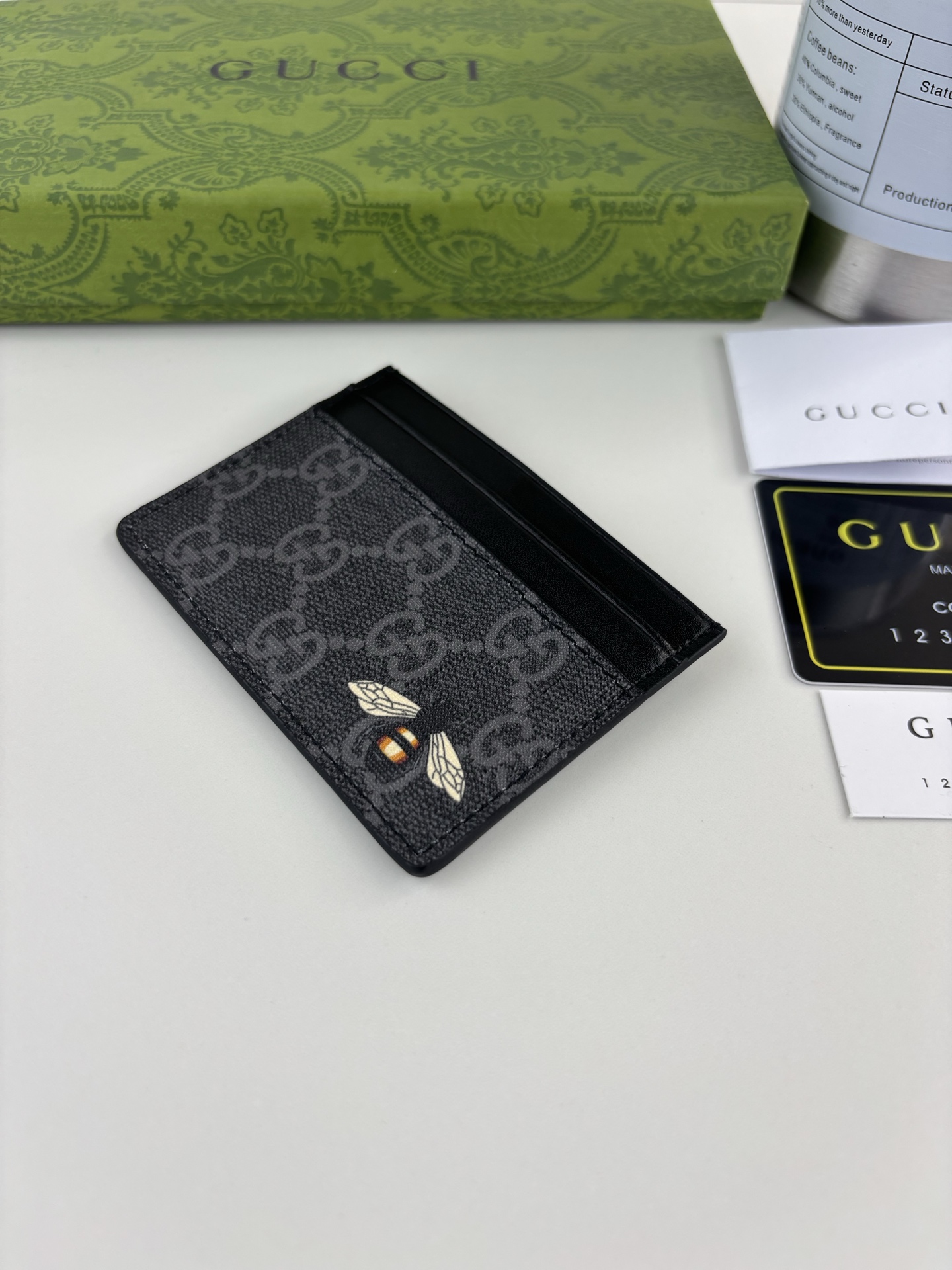 GUCCl 新款男士小卡包！专柜同步，黑色皮革，搭配PVC面料 丝印最新蜜蜂标志 油边做工精细 ，简单大方，时尚霸气， 