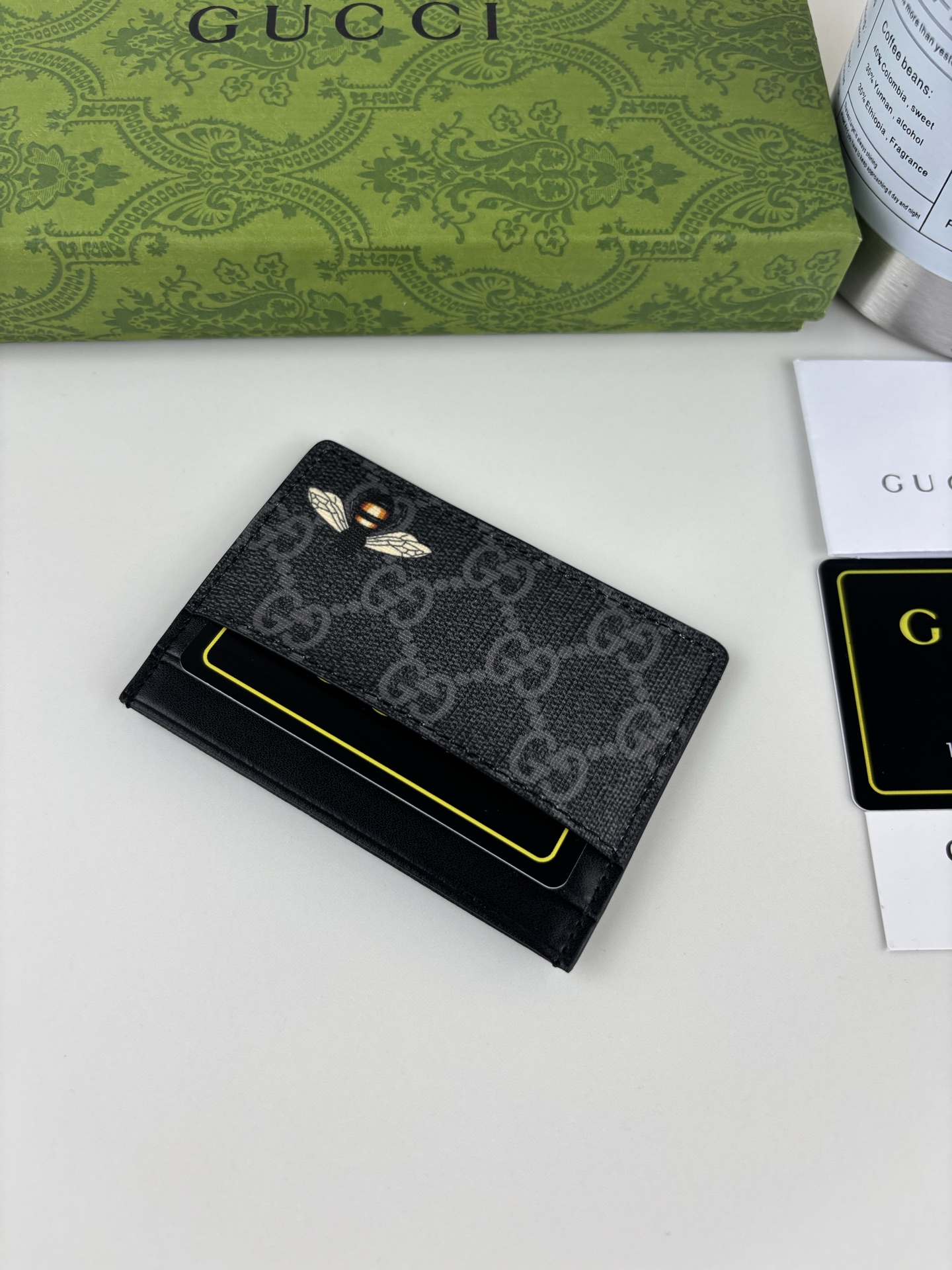 GUCCl 新款男士小卡包！专柜同步，黑色皮革，搭配PVC面料 丝印最新蜜蜂标志 油边做工精细 ，简单大方，时尚霸气， 