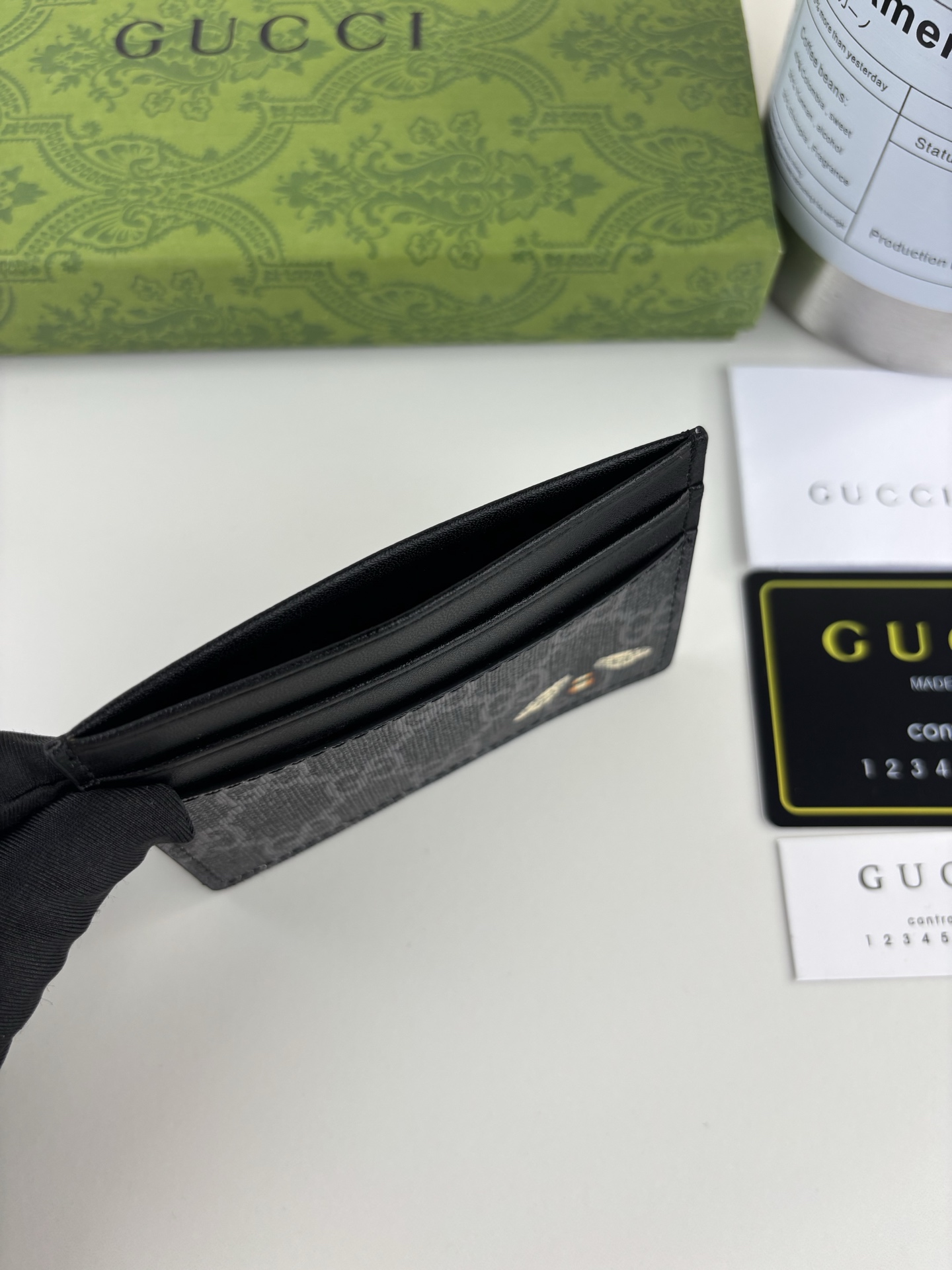 GUCCl 新款男士小卡包！专柜同步，黑色皮革，搭配PVC面料 丝印最新蜜蜂标志 油边做工精细 ，简单大方，时尚霸气， 
