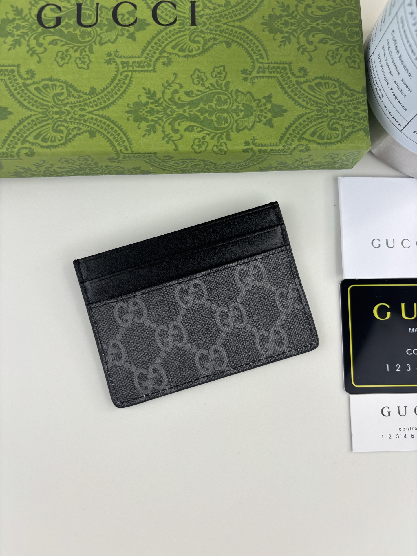 GUCCl 新款男士小卡包！专柜同步，黑色皮革，搭配PVC面料 丝印最新蜜蜂标志 油边做工精细 ，简单大方，时尚霸气， 