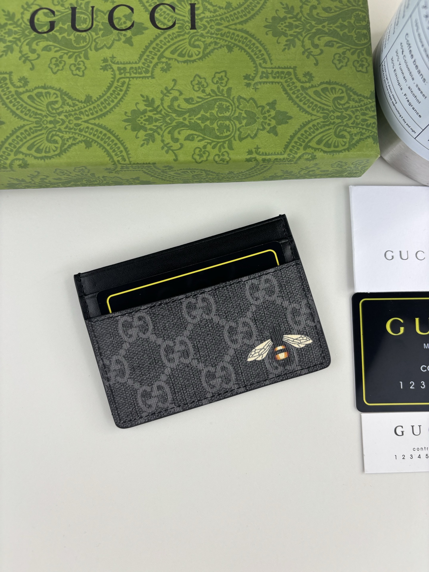 GUCCl 新款男士小卡包！专柜同步，黑色皮革，搭配PVC面料 丝印最新蜜蜂标志 油边做工精细 ，简单大方，时尚霸气， 