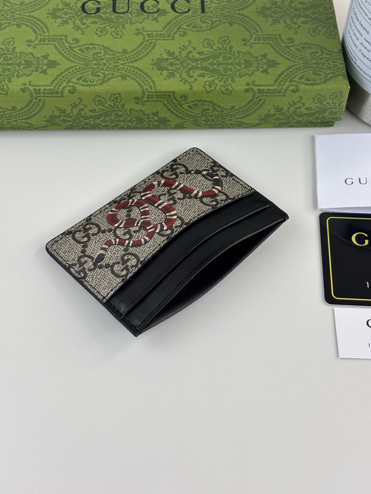 GUCCl 新款男士小卡包！专柜同步，黑色皮革，搭配PVC面料 丝印最新蛇标志 油边做工精细 ，简单大方，时尚霸气， 型