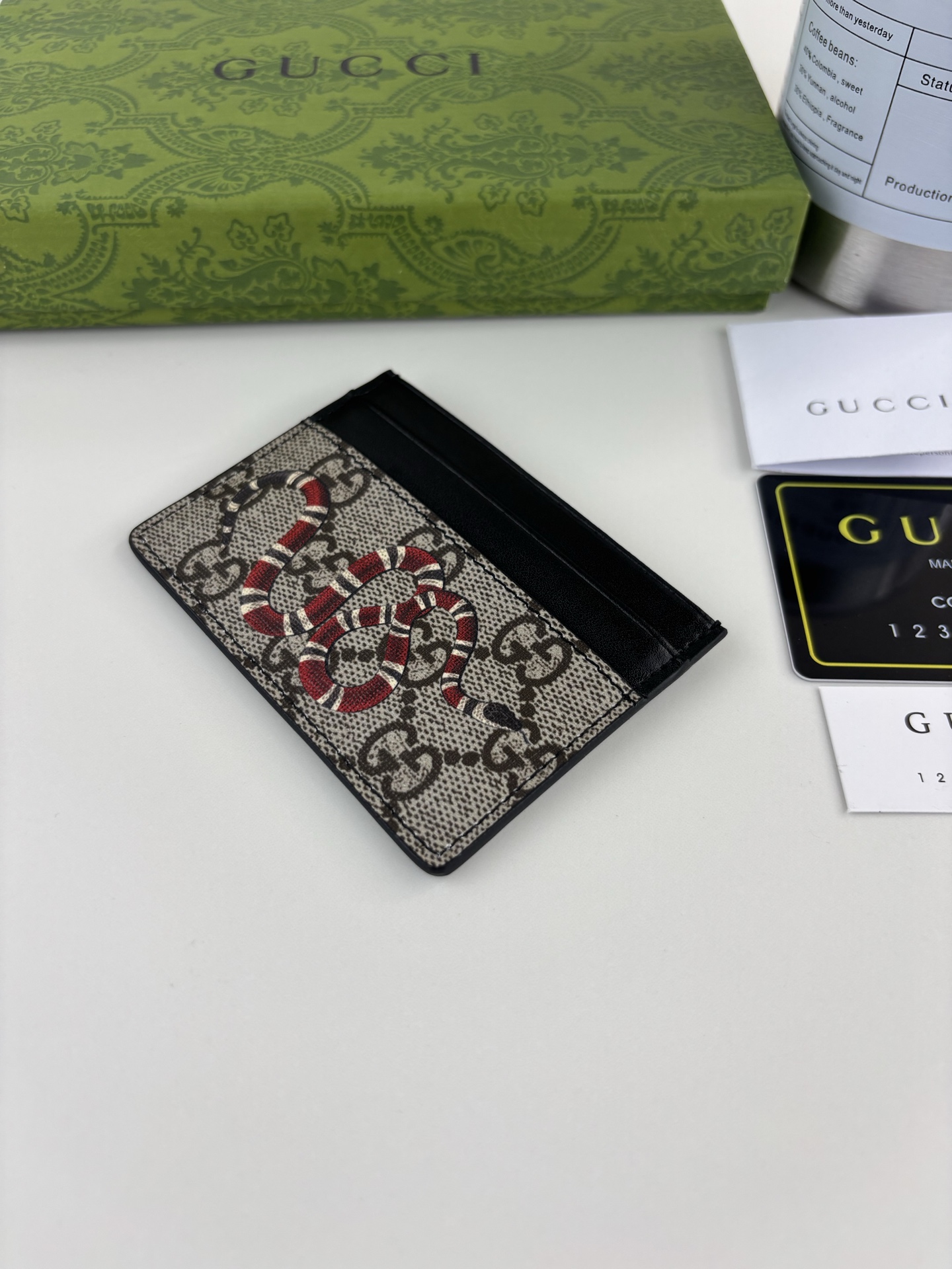 GUCCl 新款男士小卡包！专柜同步，黑色皮革，搭配PVC面料 丝印最新蛇标志 油边做工精细 ，简单大方，时尚霸气， 型