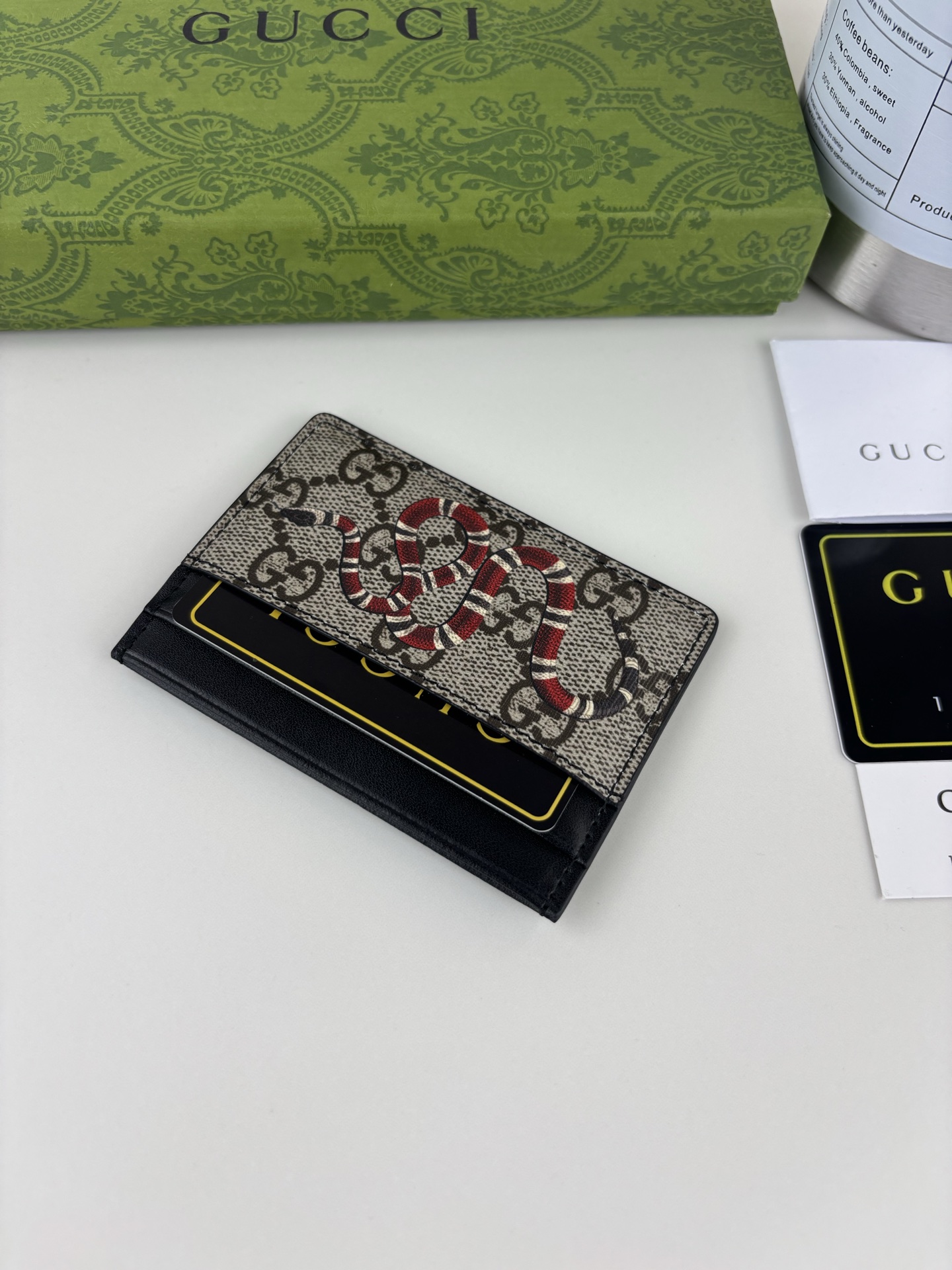 GUCCl 新款男士小卡包！专柜同步，黑色皮革，搭配PVC面料 丝印最新蛇标志 油边做工精细 ，简单大方，时尚霸气， 型