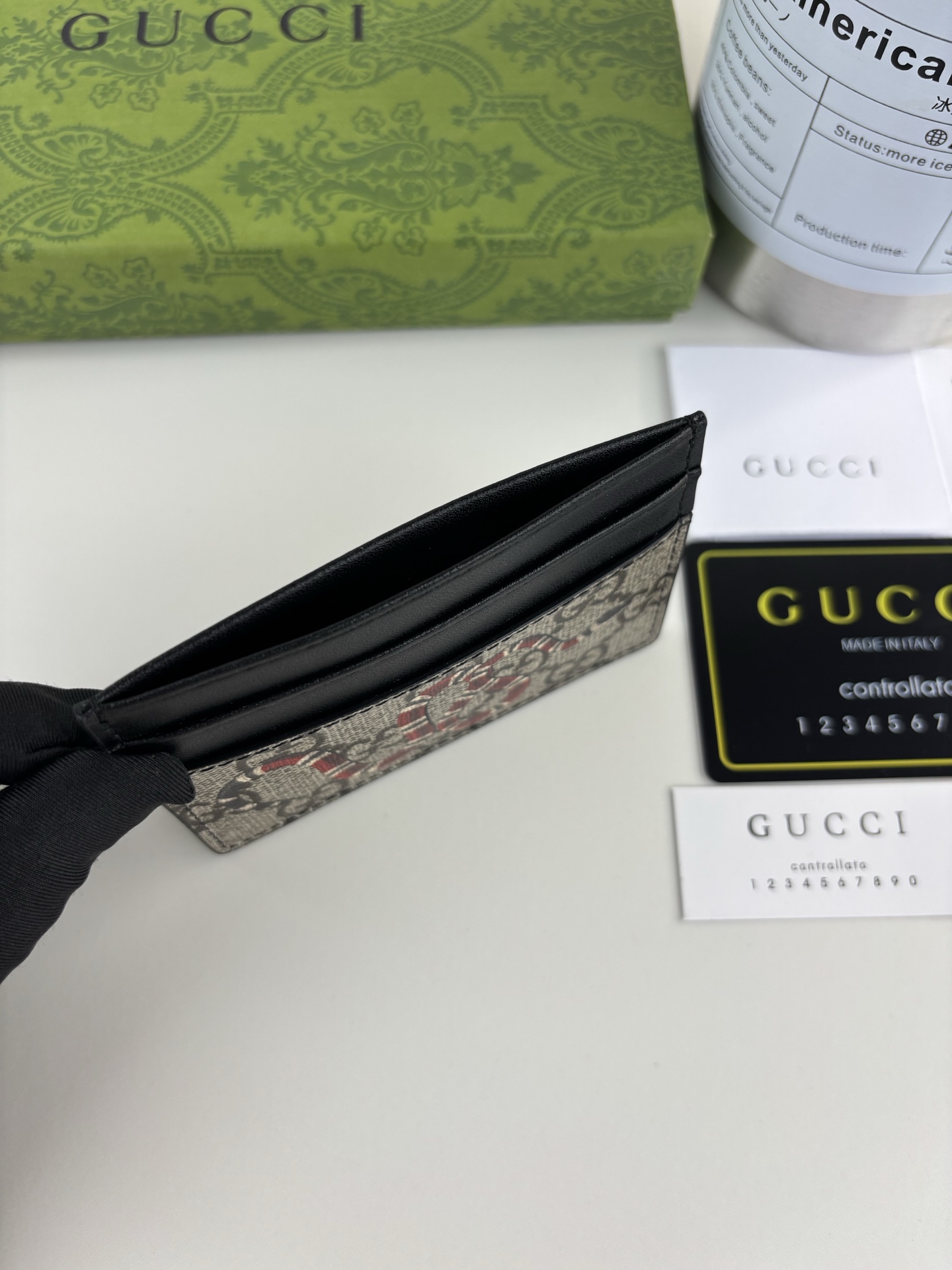 GUCCl 新款男士小卡包！专柜同步，黑色皮革，搭配PVC面料 丝印最新蛇标志 油边做工精细 ，简单大方，时尚霸气， 型