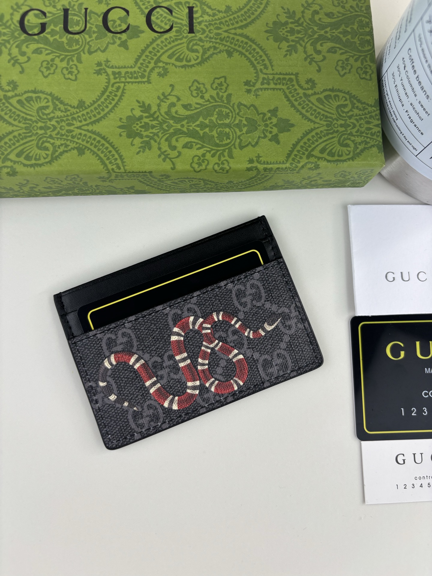 GUCCl 新款男士小卡包！专柜同步，黑色皮革，搭配PVC面料 丝印最新蛇标志 油边做工精细 ，简单大方，时尚霸气， 型