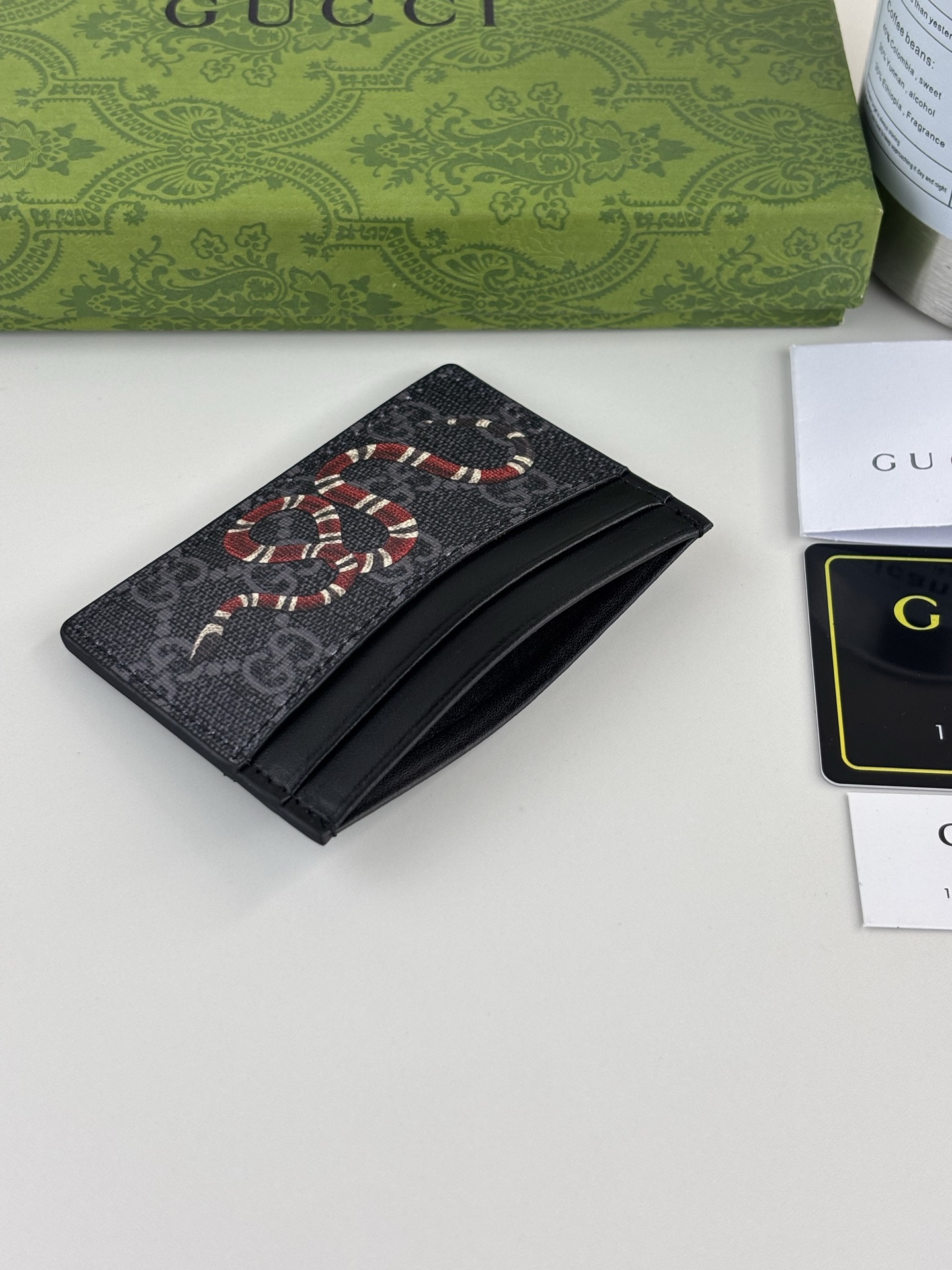 GUCCl 新款男士小卡包！专柜同步，黑色皮革，搭配PVC面料 丝印最新蛇标志 油边做工精细 ，简单大方，时尚霸气， 型