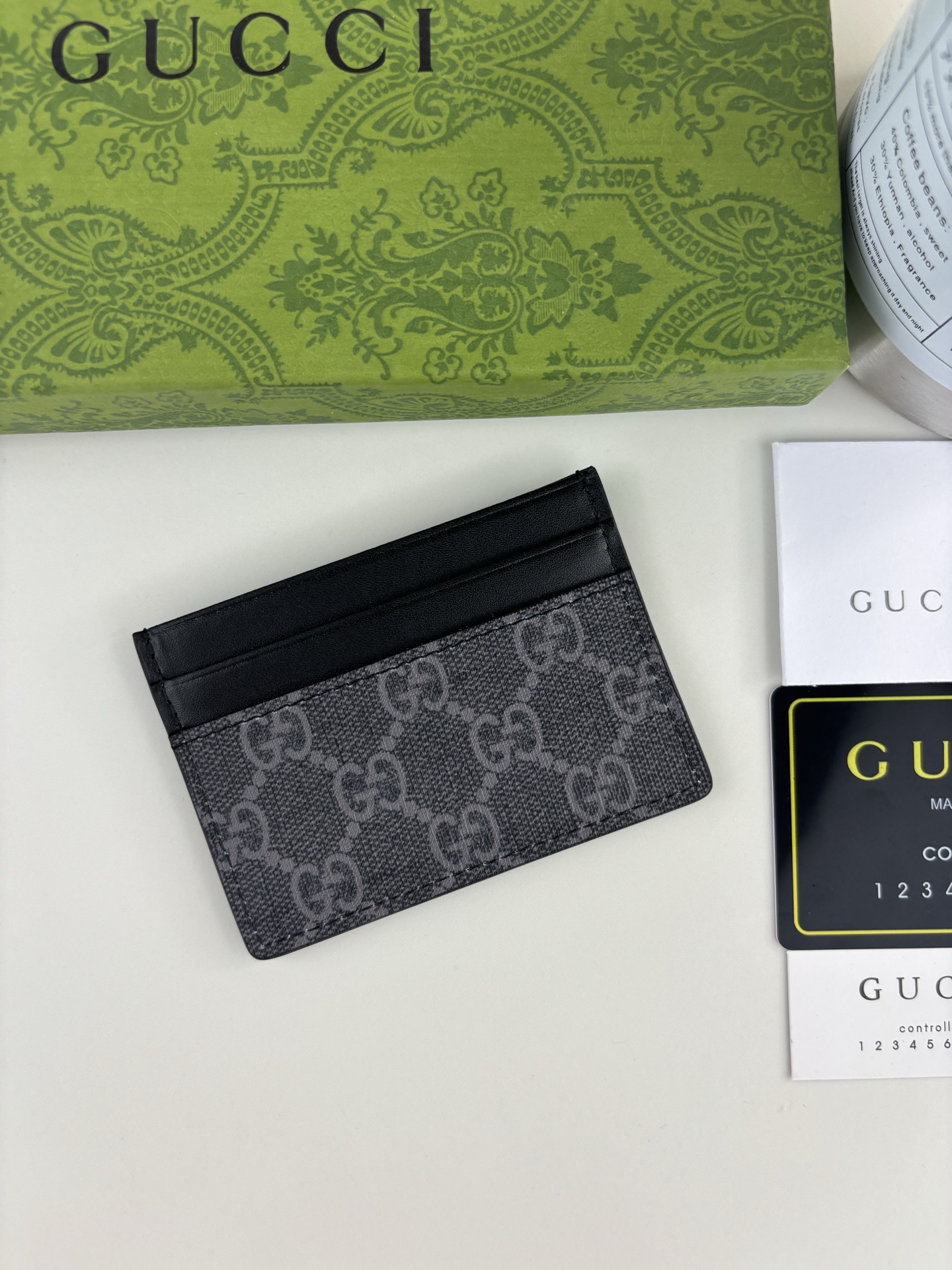 GUCCl 新款男士小卡包！专柜同步，黑色皮革，搭配PVC面料 丝印最新蛇标志 油边做工精细 ，简单大方，时尚霸气， 型