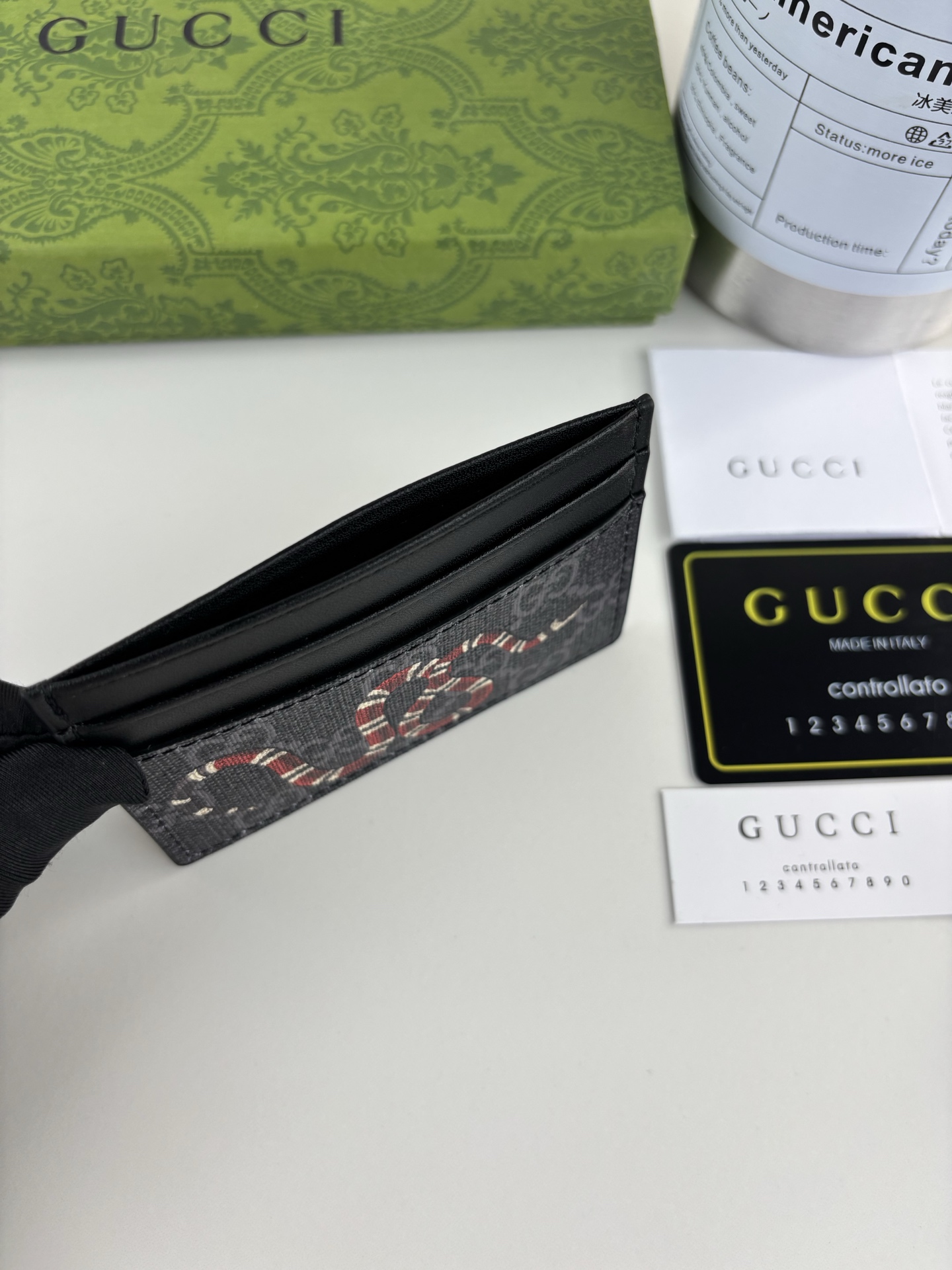 GUCCl 新款男士小卡包！专柜同步，黑色皮革，搭配PVC面料 丝印最新蛇标志 油边做工精细 ，简单大方，时尚霸气， 型