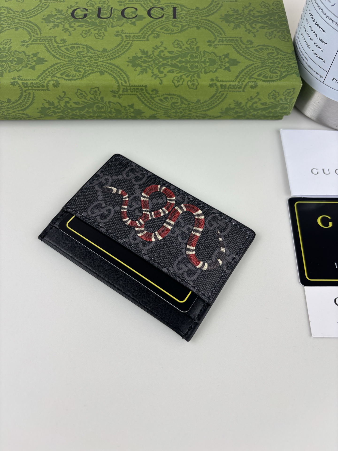 GUCCl 新款男士小卡包！专柜同步，黑色皮革，搭配PVC面料 丝印最新蛇标志 油边做工精细 ，简单大方，时尚霸气， 型