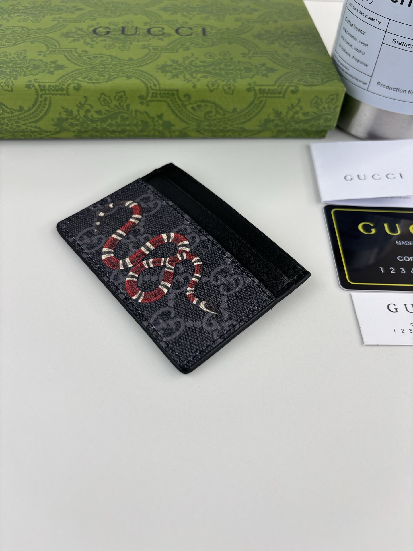 GUCCl 新款男士小卡包！专柜同步，黑色皮革，搭配PVC面料 丝印最新蛇标志 油边做工精细 ，简单大方，时尚霸气， 型
