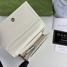 GUCCl 全新推出这款由GG Supreme高级人造帆布和白色皮革材质制成的Gucci,1955马衔扣卡包该系列采用与 GUCCl 全新推出这款由GG Supreme高级人造帆布和白色皮革材质制成的Gucci,1955马衔扣卡包该系列采用与