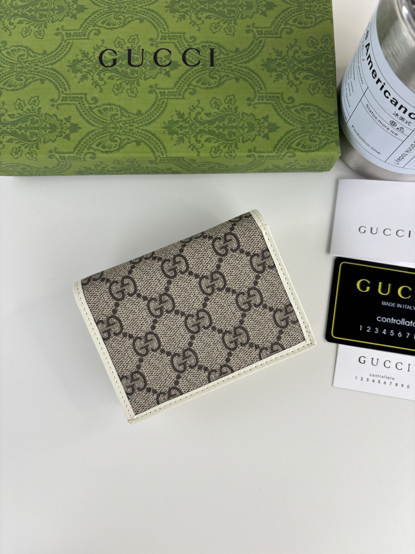 GUCCl 全新推出这款由GG Supreme高级人造帆布和白色皮革材质制成的Gucci,1955马衔扣卡包该系列采用与 GUCCl 全新推出这款由GG Supreme高级人造帆布和白色皮革材质制成的Gucci,1955马衔扣卡包该系列采用与