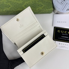 GUCCl 全新推出这款由GG Supreme高级人造帆布和白色皮革材质制成的Gucci,1955马衔扣卡包该系列采用与 GUCCl 全新推出这款由GG Supreme高级人造帆布和白色皮革材质制成的Gucci,1955马衔扣卡包该系列采用与