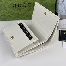 GUCCl 全新推出这款由GG Supreme高级人造帆布和白色皮革材质制成的Gucci,1955马衔扣卡包该系列采用与 GUCCl 全新推出这款由GG Supreme高级人造帆布和白色皮革材质制成的Gucci,1955马衔扣卡包该系列采用与