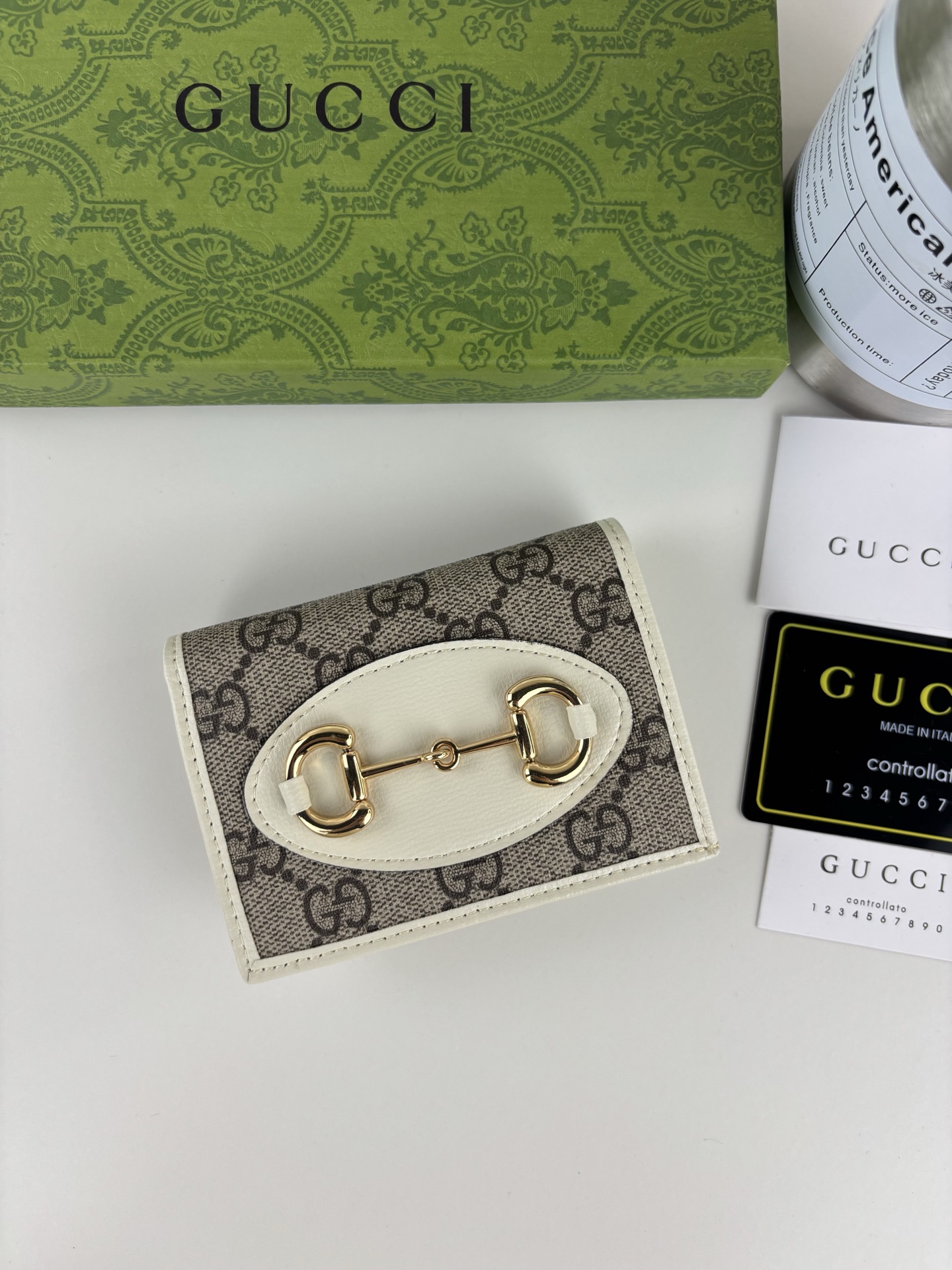 GUCCl 全新推出这款由GG Supreme高级人造帆布和白色皮革材质制成的Gucci,1955马衔扣卡包该系列采用与 GUCCl 全新推出这款由GG Supreme高级人造帆布和白色皮革材质制成的Gucci,1955马衔扣卡包该系列采用与