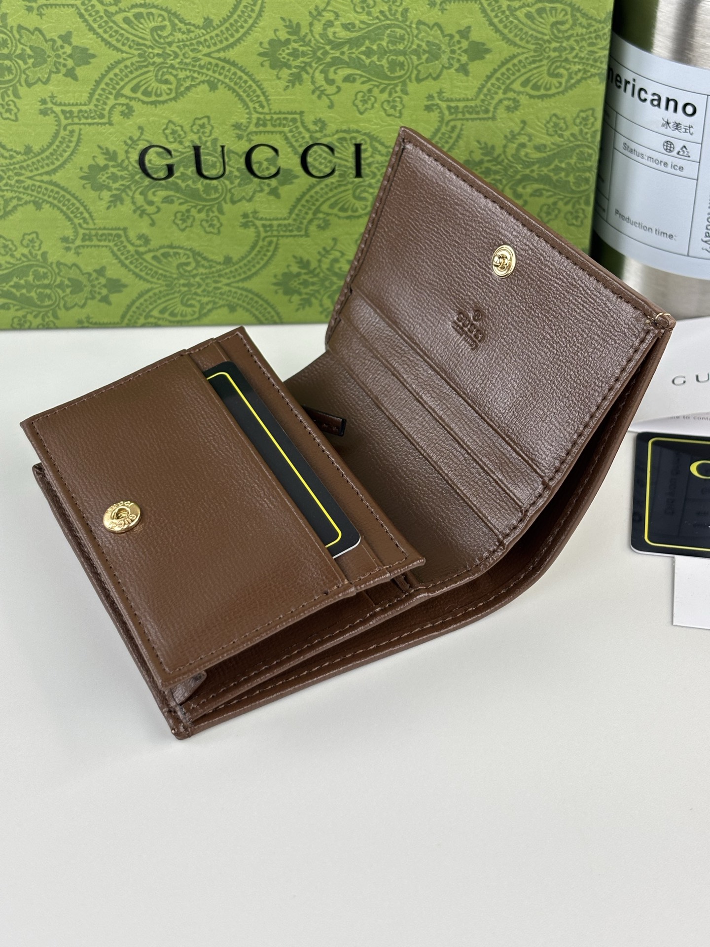 GUCCl 全新推出这款由GG Supreme高级人造帆布和棕色皮革材质制成的Gucci，1955马衔扣卡包该系列采用与
