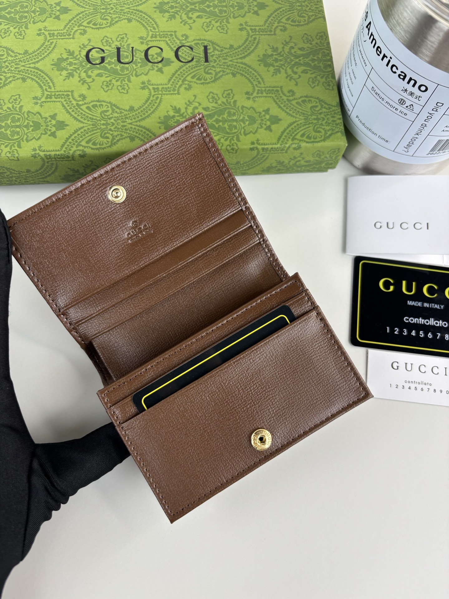 GUCCl 全新推出这款由GG Supreme高级人造帆布和棕色皮革材质制成的Gucci，1955马衔扣卡包该系列采用与