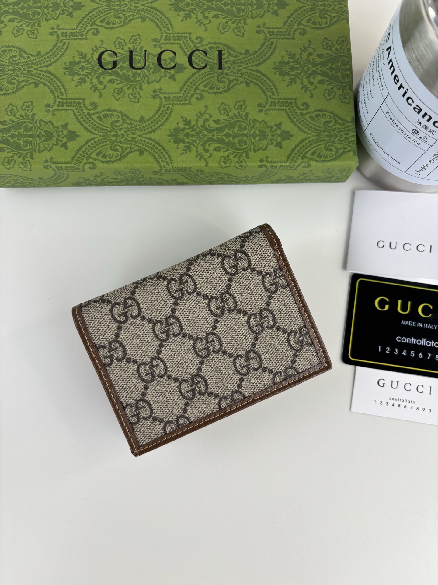 GUCCl 全新推出这款由GG Supreme高级人造帆布和棕色皮革材质制成的Gucci，1955马衔扣卡包该系列采用与