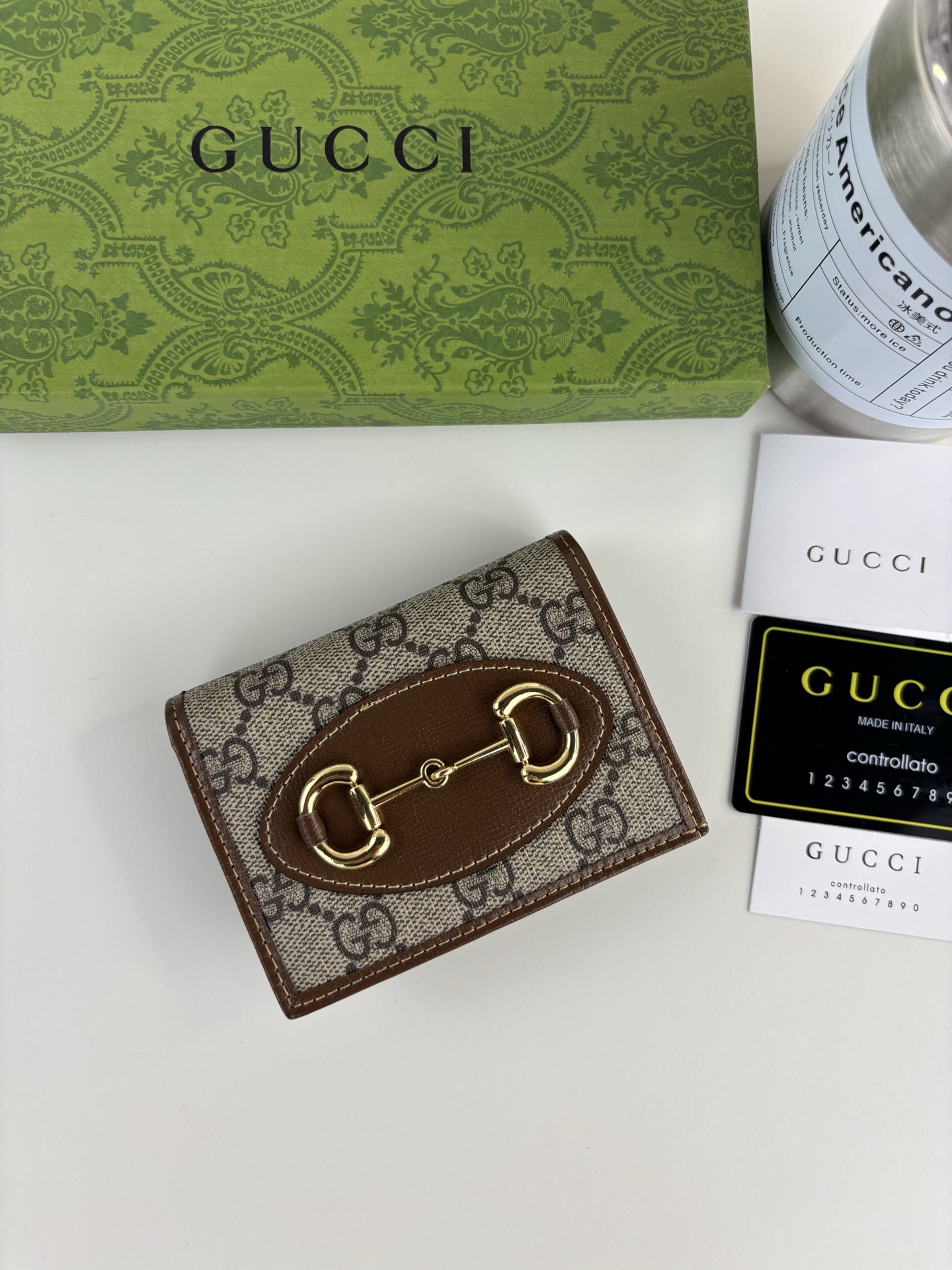 GUCCl 全新推出这款由GG Supreme高级人造帆布和棕色皮革材质制成的Gucci，1955马衔扣卡包该系列采用与