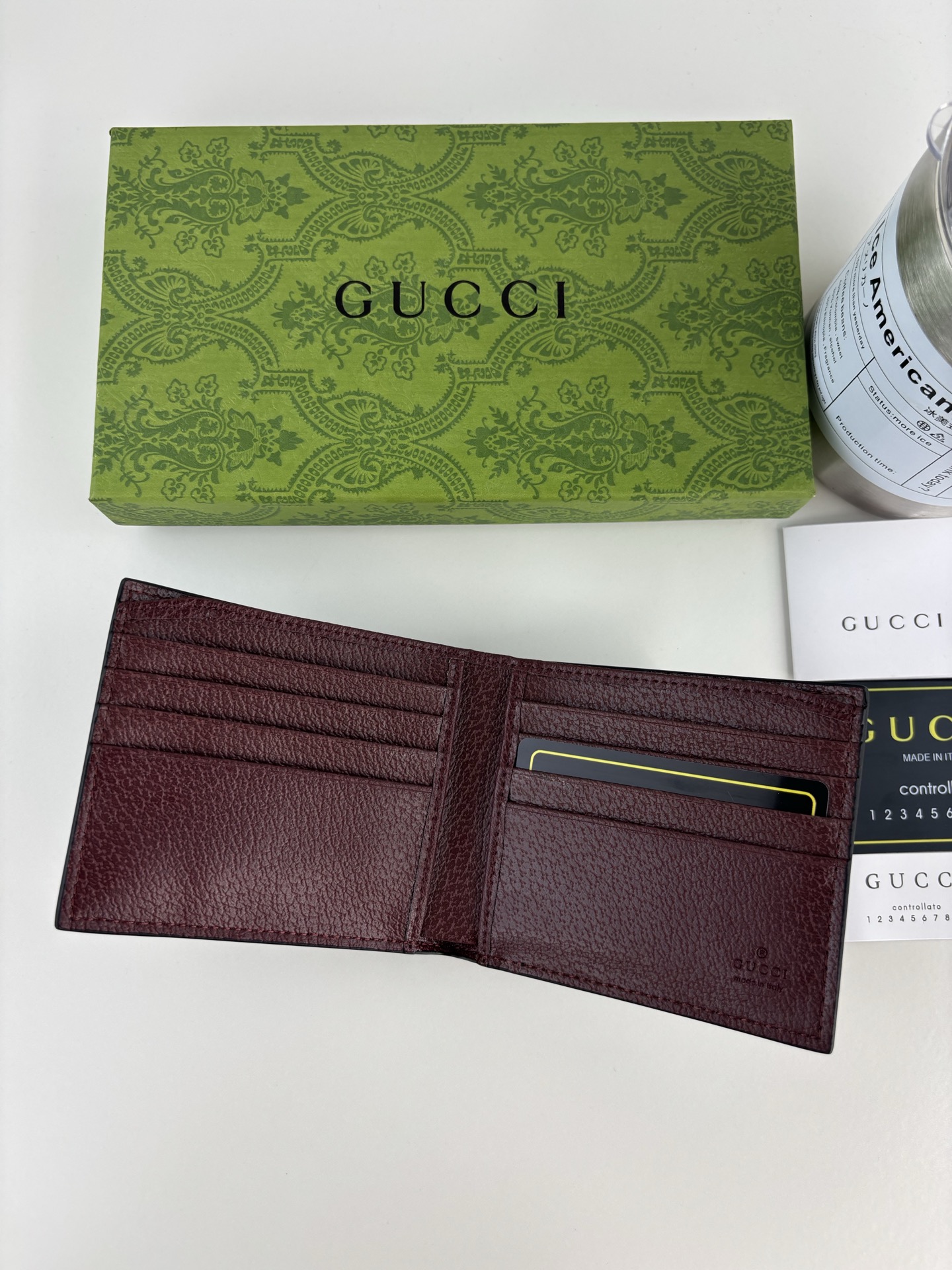 GUCCl 钱包,新推系列纤薄且小巧的小皮件焕新融蕴多种绚丽色彩,以充满对比美感的双色调设计令点缀于包身的GG标识风采尽 GUCCl 钱包,新推系列纤薄且小巧的小皮件焕新融蕴多种绚丽色彩,以充满对比美感的双色调设计令点缀于包身的GG标识风采尽