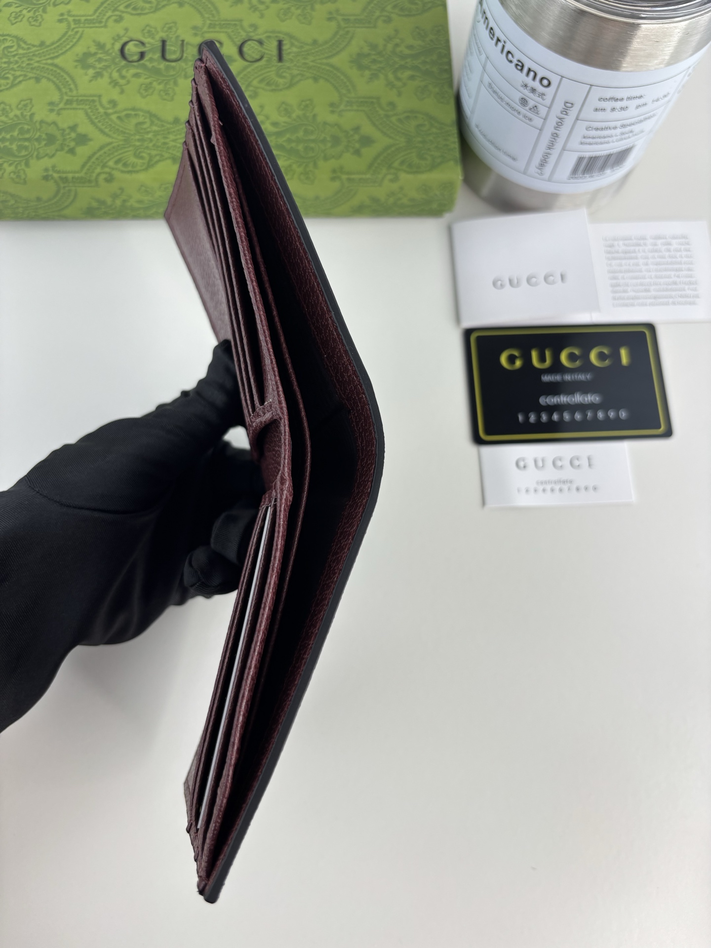 GUCCl 钱包,新推系列纤薄且小巧的小皮件焕新融蕴多种绚丽色彩,以充满对比美感的双色调设计令点缀于包身的GG标识风采尽 GUCCl 钱包,新推系列纤薄且小巧的小皮件焕新融蕴多种绚丽色彩,以充满对比美感的双色调设计令点缀于包身的GG标识风采尽