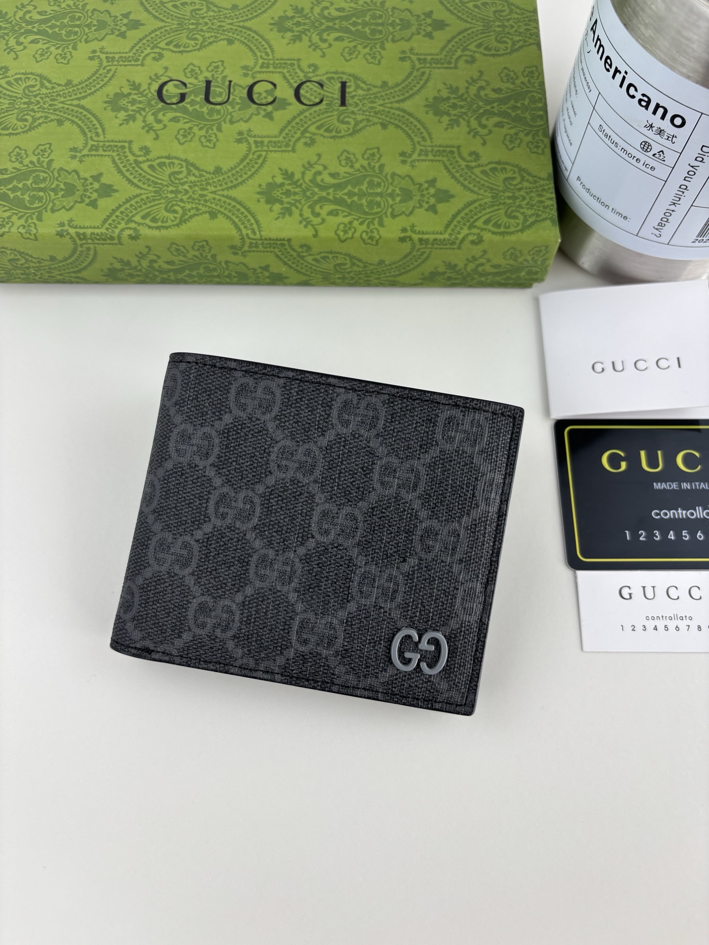 GUCCl 钱包,新推系列纤薄且小巧的小皮件焕新融蕴多种绚丽色彩,以充满对比美感的双色调设计令点缀于包身的GG标识风采尽 GUCCl 钱包,新推系列纤薄且小巧的小皮件焕新融蕴多种绚丽色彩,以充满对比美感的双色调设计令点缀于包身的GG标识风采尽