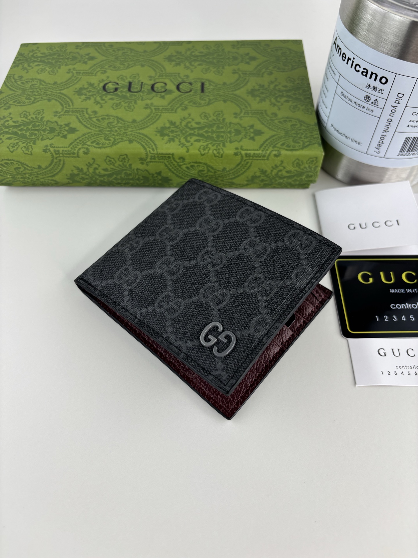 GUCCl 钱包,新推系列纤薄且小巧的小皮件焕新融蕴多种绚丽色彩,以充满对比美感的双色调设计令点缀于包身的GG标识风采尽 GUCCl 钱包,新推系列纤薄且小巧的小皮件焕新融蕴多种绚丽色彩,以充满对比美感的双色调设计令点缀于包身的GG标识风采尽