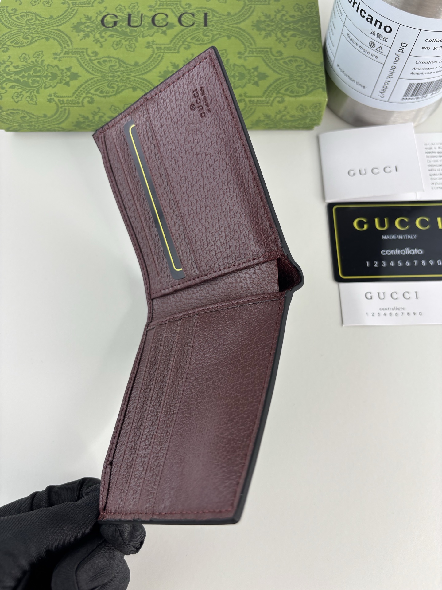 GUCCl 钱包,新推系列纤薄且小巧的小皮件焕新融蕴多种绚丽色彩,以充满对比美感的双色调设计令点缀于包身的GG标识风采尽 GUCCl 钱包,新推系列纤薄且小巧的小皮件焕新融蕴多种绚丽色彩,以充满对比美感的双色调设计令点缀于包身的GG标识风采尽