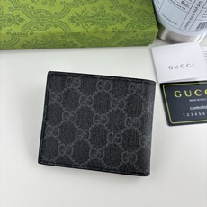 GUCCl 钱包,新推系列纤薄且小巧的小皮件焕新融蕴多种绚丽色彩,以充满对比美感的双色调设计令点缀于包身的GG标识风采尽 GUCCl 钱包,新推系列纤薄且小巧的小皮件焕新融蕴多种绚丽色彩,以充满对比美感的双色调设计令点缀于包身的GG标识风采尽