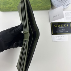 GUCCl 钱包,新推系列纤薄且小巧的小皮件焕新融蕴多种绚丽色彩,以充满对比美感的双色调设计令点缀于包身的GG标识风采尽 GUCCl 钱包,新推系列纤薄且小巧的小皮件焕新融蕴多种绚丽色彩,以充满对比美感的双色调设计令点缀于包身的GG标识风采尽