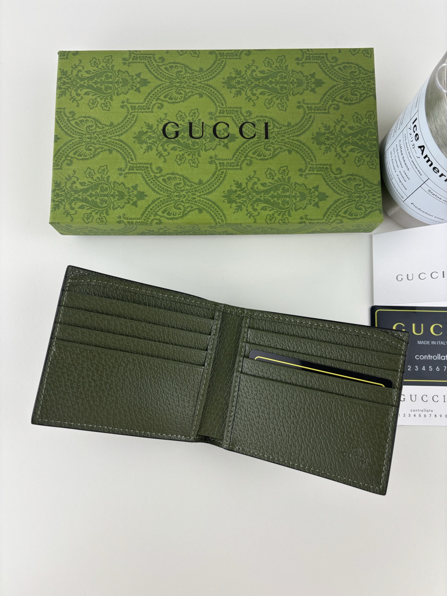 GUCCl 钱包,新推系列纤薄且小巧的小皮件焕新融蕴多种绚丽色彩,以充满对比美感的双色调设计令点缀于包身的GG标识风采尽 GUCCl 钱包,新推系列纤薄且小巧的小皮件焕新融蕴多种绚丽色彩,以充满对比美感的双色调设计令点缀于包身的GG标识风采尽