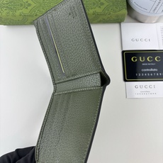 GUCCl 钱包,新推系列纤薄且小巧的小皮件焕新融蕴多种绚丽色彩,以充满对比美感的双色调设计令点缀于包身的GG标识风采尽 GUCCl 钱包,新推系列纤薄且小巧的小皮件焕新融蕴多种绚丽色彩,以充满对比美感的双色调设计令点缀于包身的GG标识风采尽