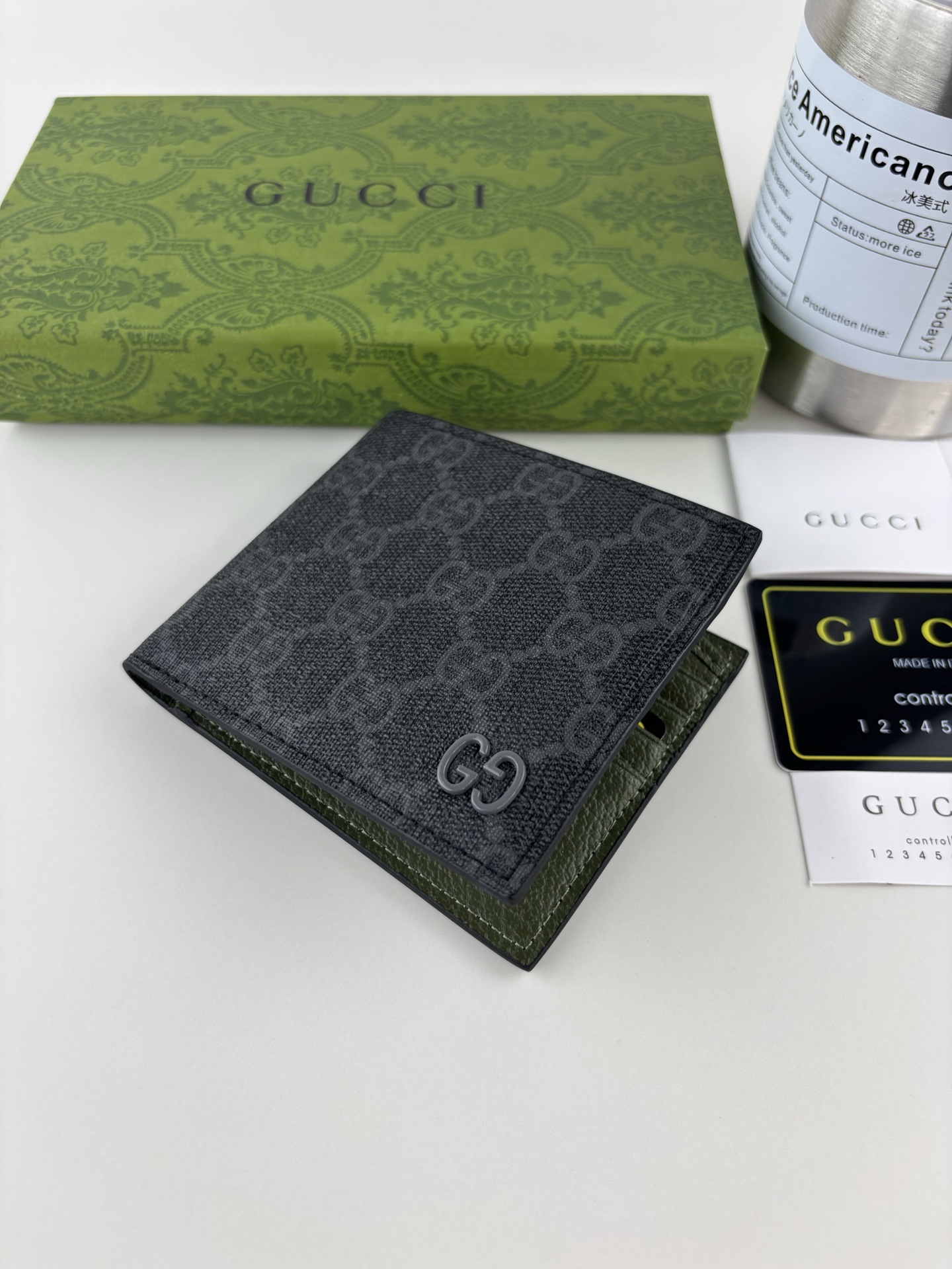 GUCCl 钱包,新推系列纤薄且小巧的小皮件焕新融蕴多种绚丽色彩,以充满对比美感的双色调设计令点缀于包身的GG标识风采尽 GUCCl 钱包,新推系列纤薄且小巧的小皮件焕新融蕴多种绚丽色彩,以充满对比美感的双色调设计令点缀于包身的GG标识风采尽