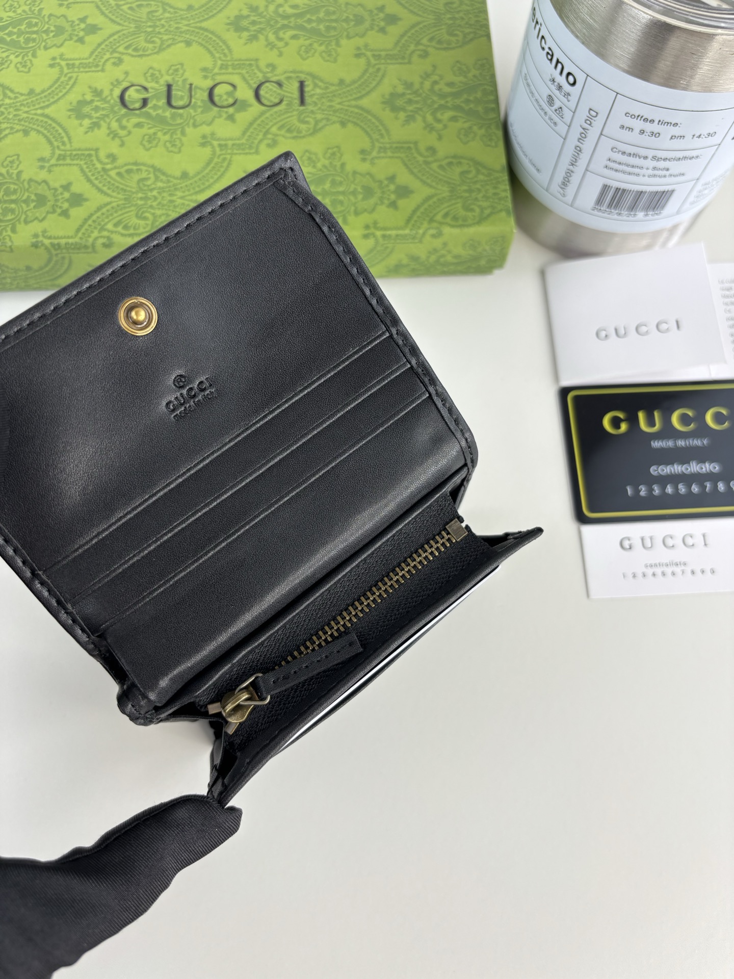 GUCCl 最新～GG Marmont 卡片夹人形纹绗缝，背面配以 GG 标志形纹，古铜五金配饰 款号： 尺寸:  11