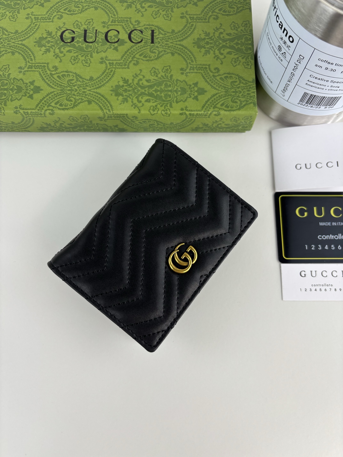 GUCCl 最新～GG Marmont 卡片夹人形纹绗缝，背面配以 GG 标志形纹，古铜五金配饰 款号： 尺寸:  11