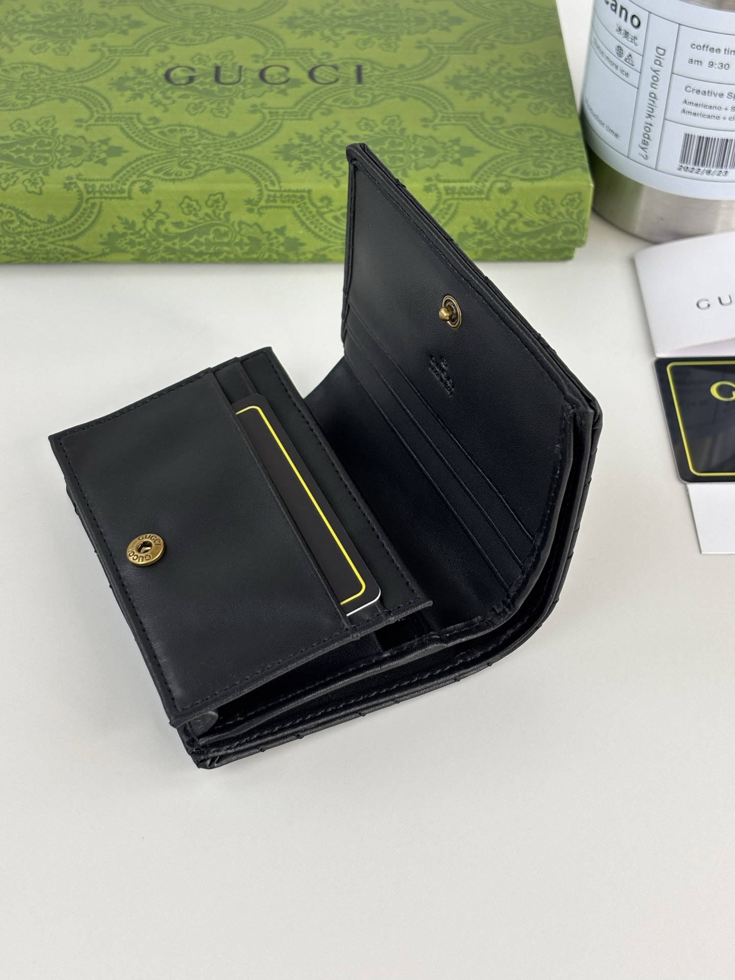 GUCCl 最新～GG Marmont 卡片夹人形纹绗缝，背面配以 GG 标志形纹，古铜五金配饰 款号： 尺寸:  11